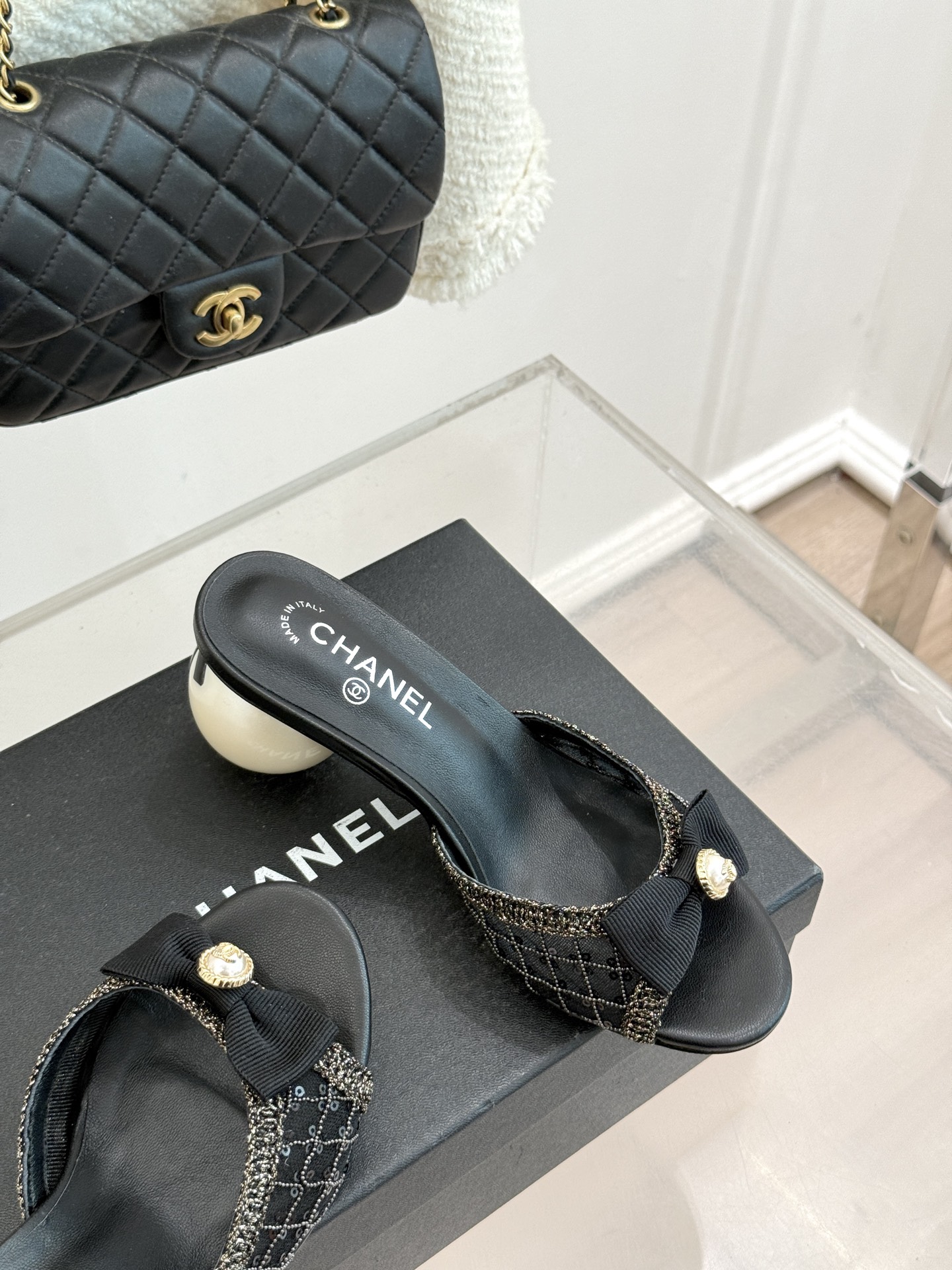 CHANE*｜小香26P新品巨型珍珠跟水钻大双C/珍珠蝴蝶结/山茶花拖鞋这系列集三大经典符号于一身。巨型