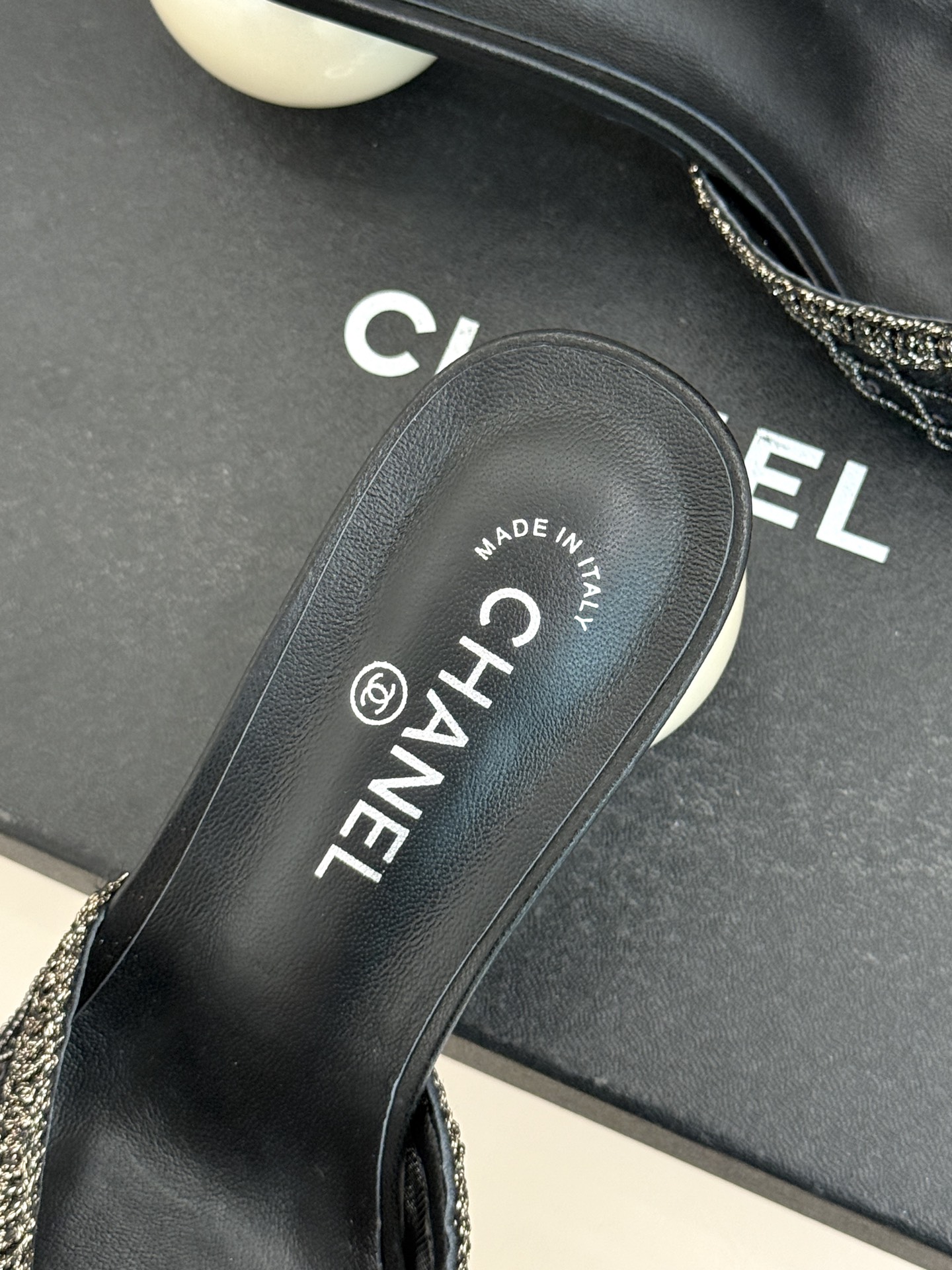 CHANE*｜小香26P新品巨型珍珠跟水钻大双C/珍珠蝴蝶结/山茶花拖鞋这系列集三大经典符号于一身。巨型