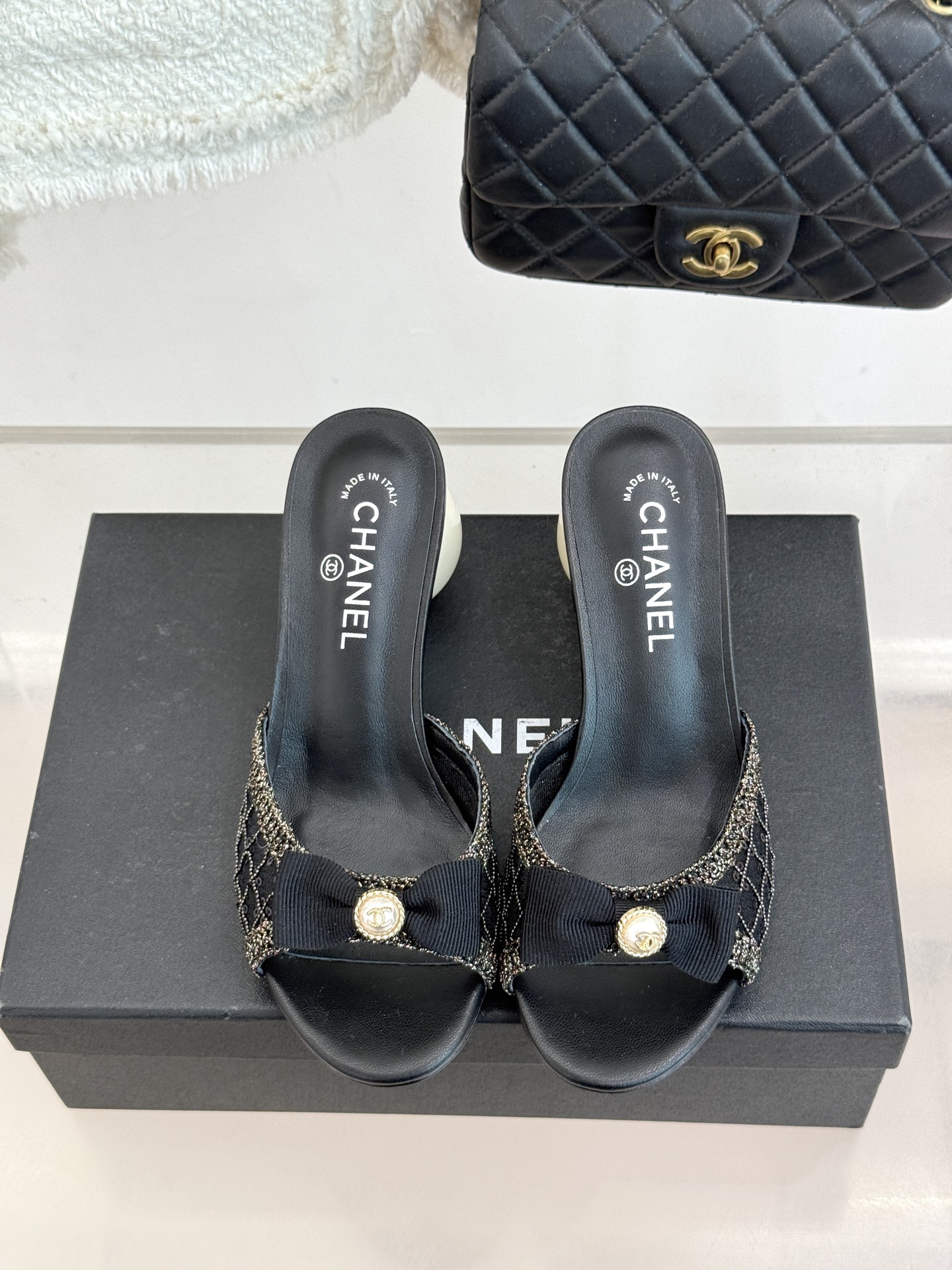 CHANE*｜小香26P新品巨型珍珠跟水钻大双C/珍珠蝴蝶结/山茶花拖鞋这系列集三大经典符号于一身。巨型