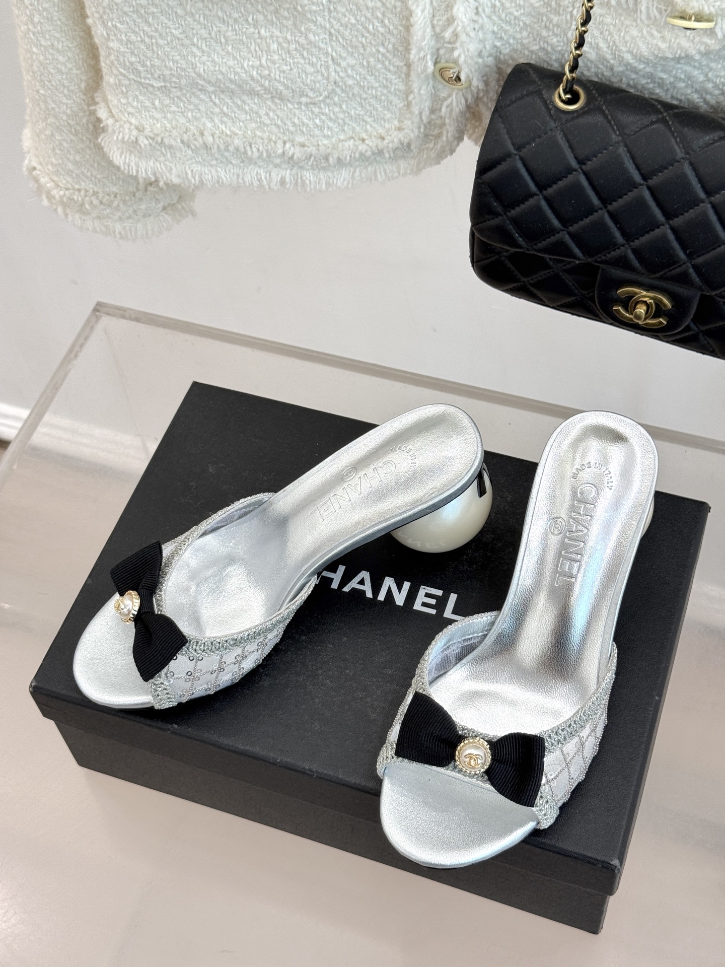 CHANE*｜小香26P新品巨型珍珠跟水钻大双C/珍珠蝴蝶结/山茶花拖鞋这系列集三大经典符号于一身。巨型