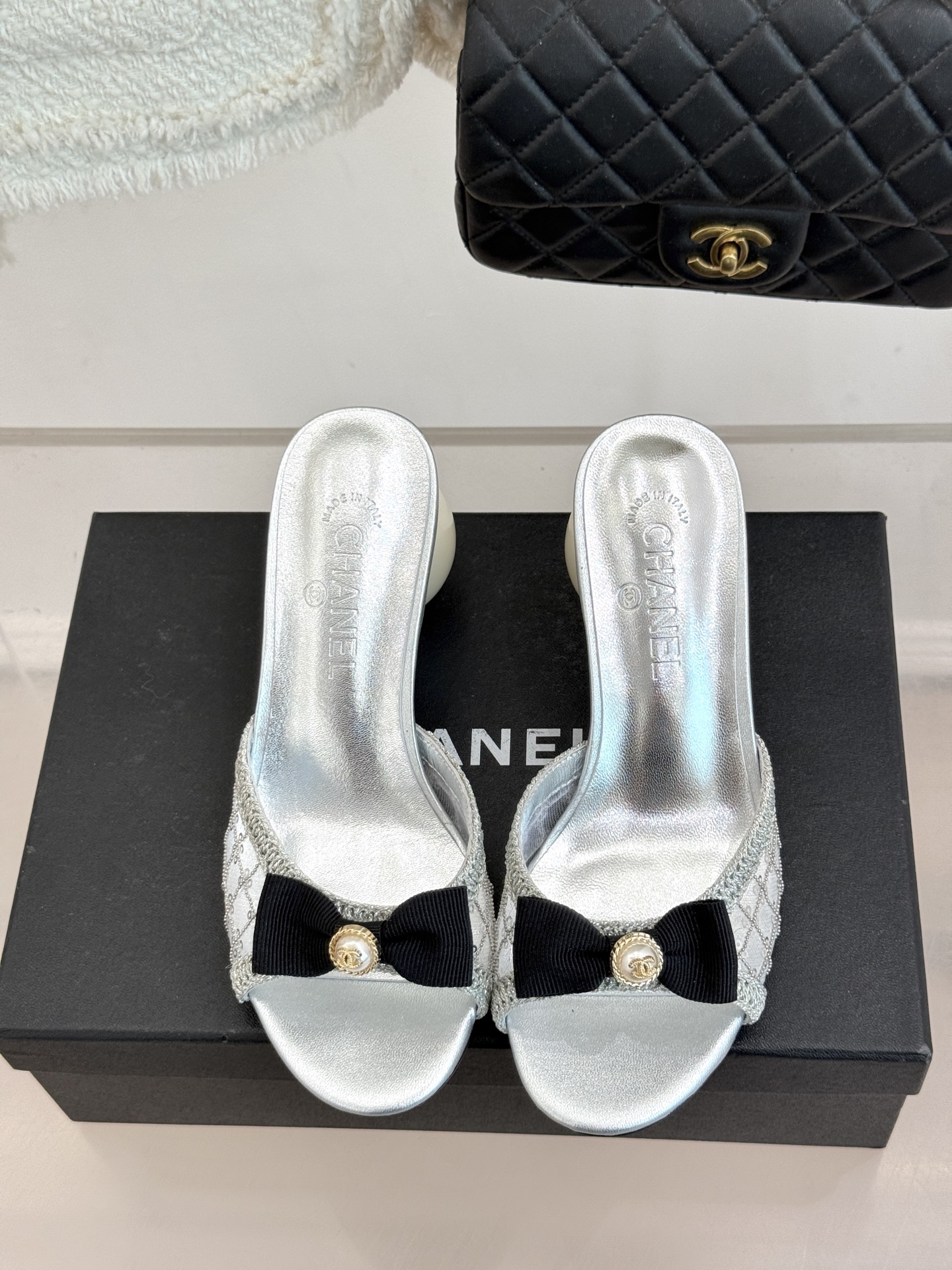 CHANE*｜小香26P新品巨型珍珠跟水钻大双C/珍珠蝴蝶结/山茶花拖鞋这系列集三大经典符号于一身。巨型