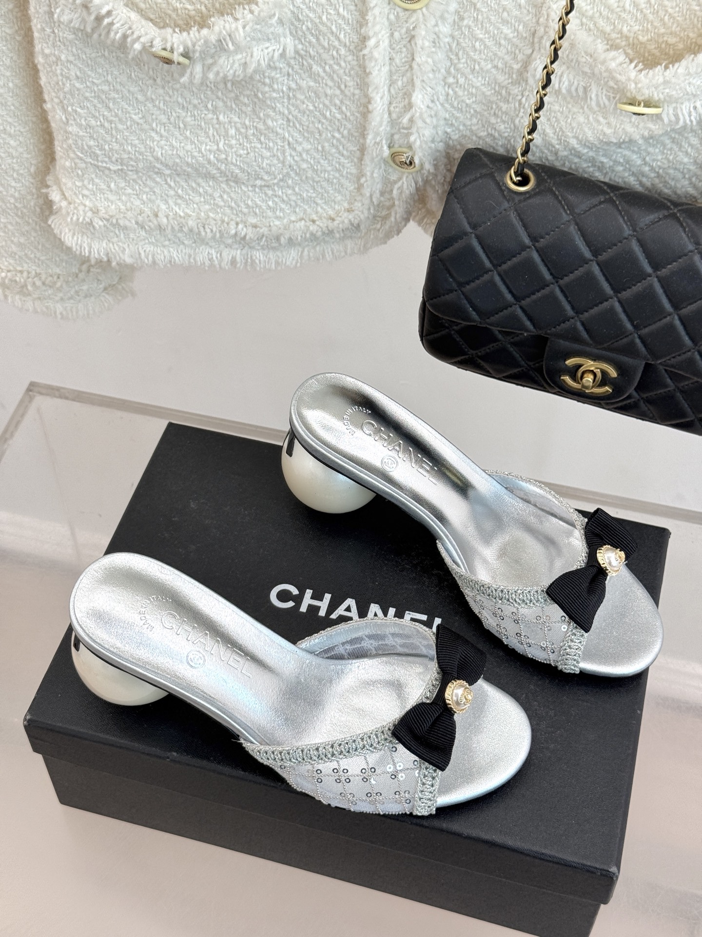 CHANE*｜小香26P新品巨型珍珠跟水钻大双C/珍珠蝴蝶结/山茶花拖鞋这系列集三大经典符号于一身。巨型