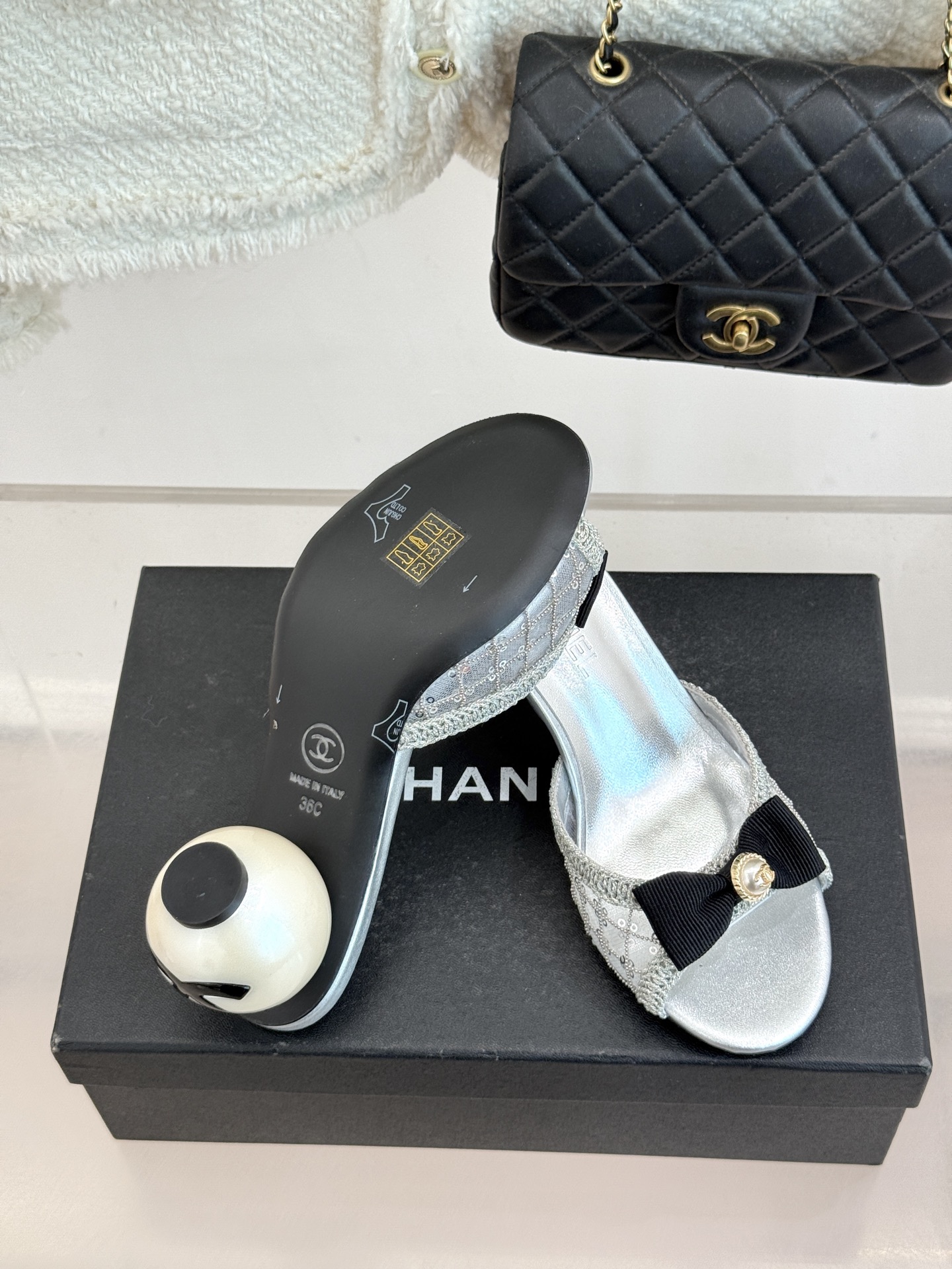 CHANE*｜小香26P新品巨型珍珠跟水钻大双C/珍珠蝴蝶结/山茶花拖鞋这系列集三大经典符号于一身。巨型