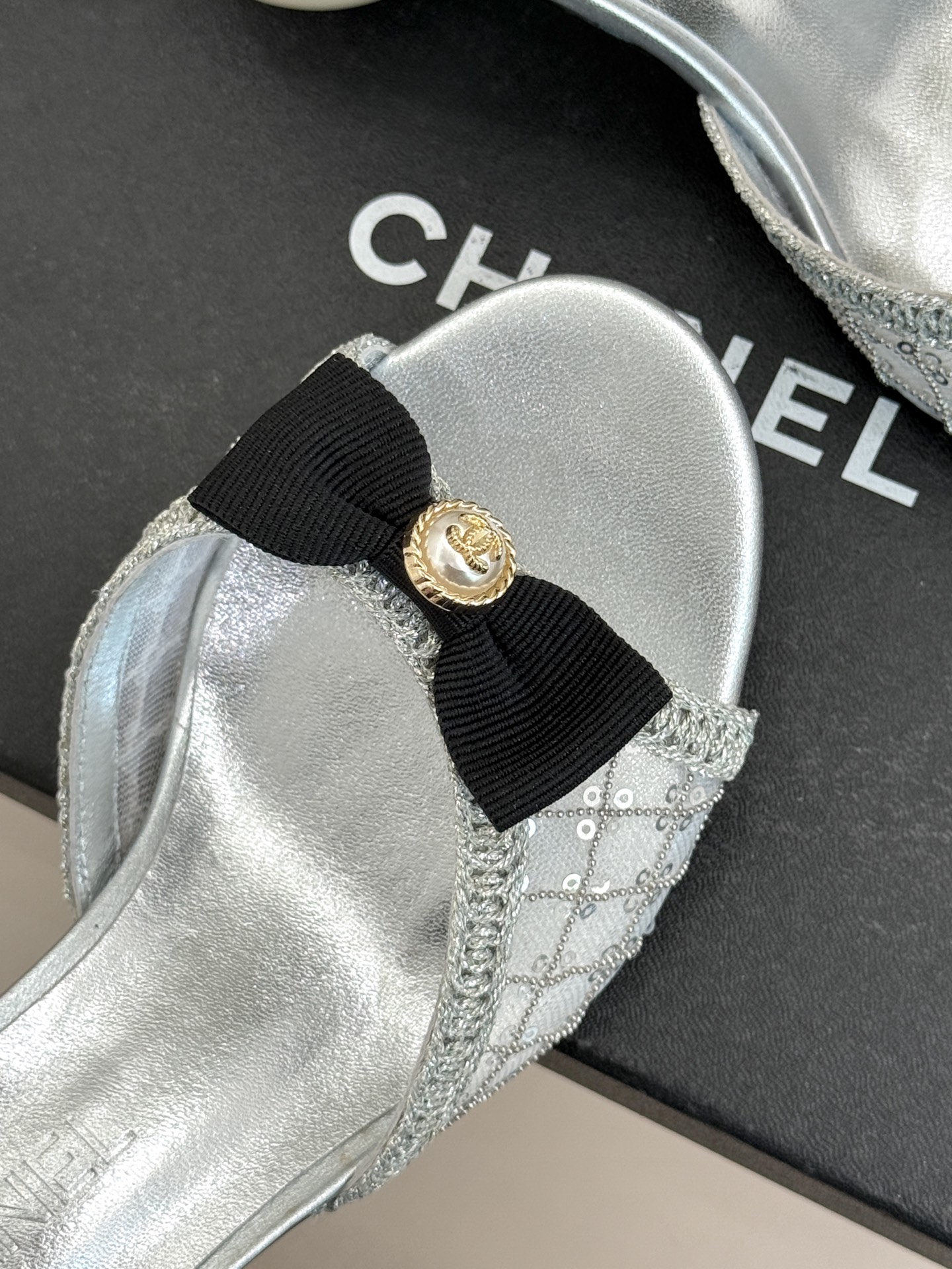 CHANE*｜小香26P新品巨型珍珠跟水钻大双C/珍珠蝴蝶结/山茶花拖鞋这系列集三大经典符号于一身。巨型