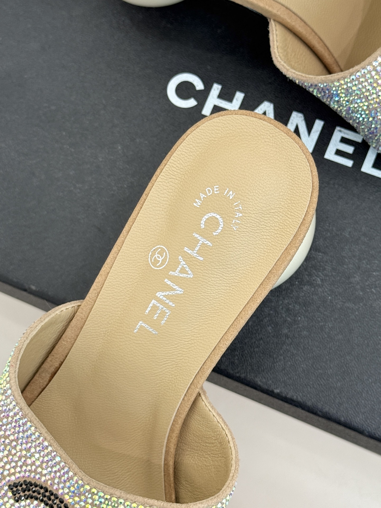 CHANE*｜小香26P新品巨型珍珠跟水钻大双C/珍珠蝴蝶结/山茶花拖鞋这系列集三大经典符号于一身。巨型