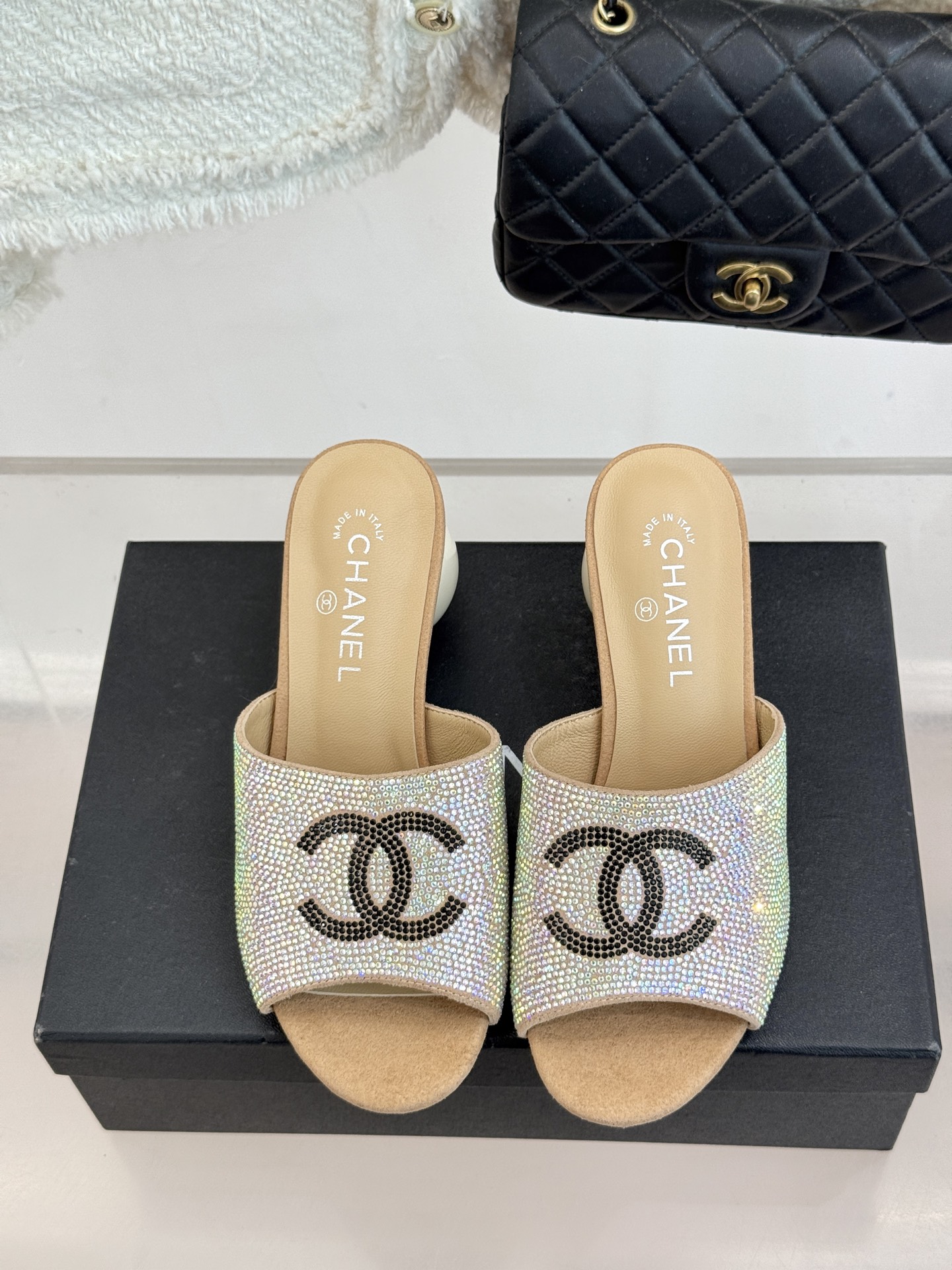 CHANE*｜小香26P新品巨型珍珠跟水钻大双C/珍珠蝴蝶结/山茶花拖鞋这系列集三大经典符号于一身。巨型