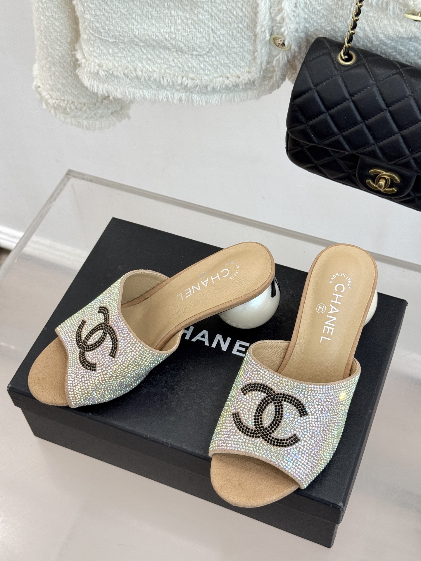 CHANE*｜小香26P新品巨型珍珠跟水钻大双C/珍珠蝴蝶结/山茶花拖鞋这系列集三大经典符号于一身。巨型
