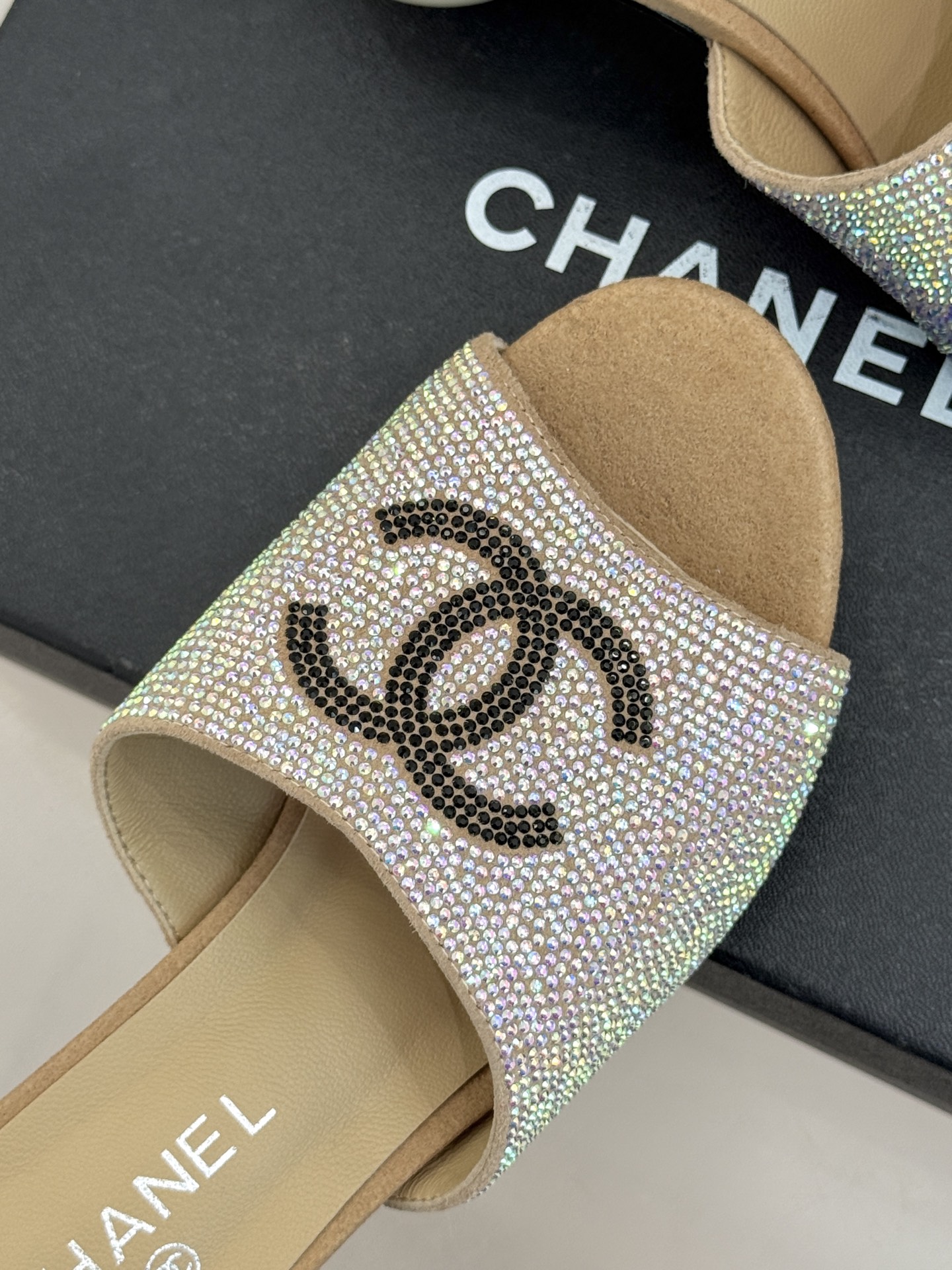 CHANE*｜小香26P新品巨型珍珠跟水钻大双C/珍珠蝴蝶结/山茶花拖鞋这系列集三大经典符号于一身。巨型