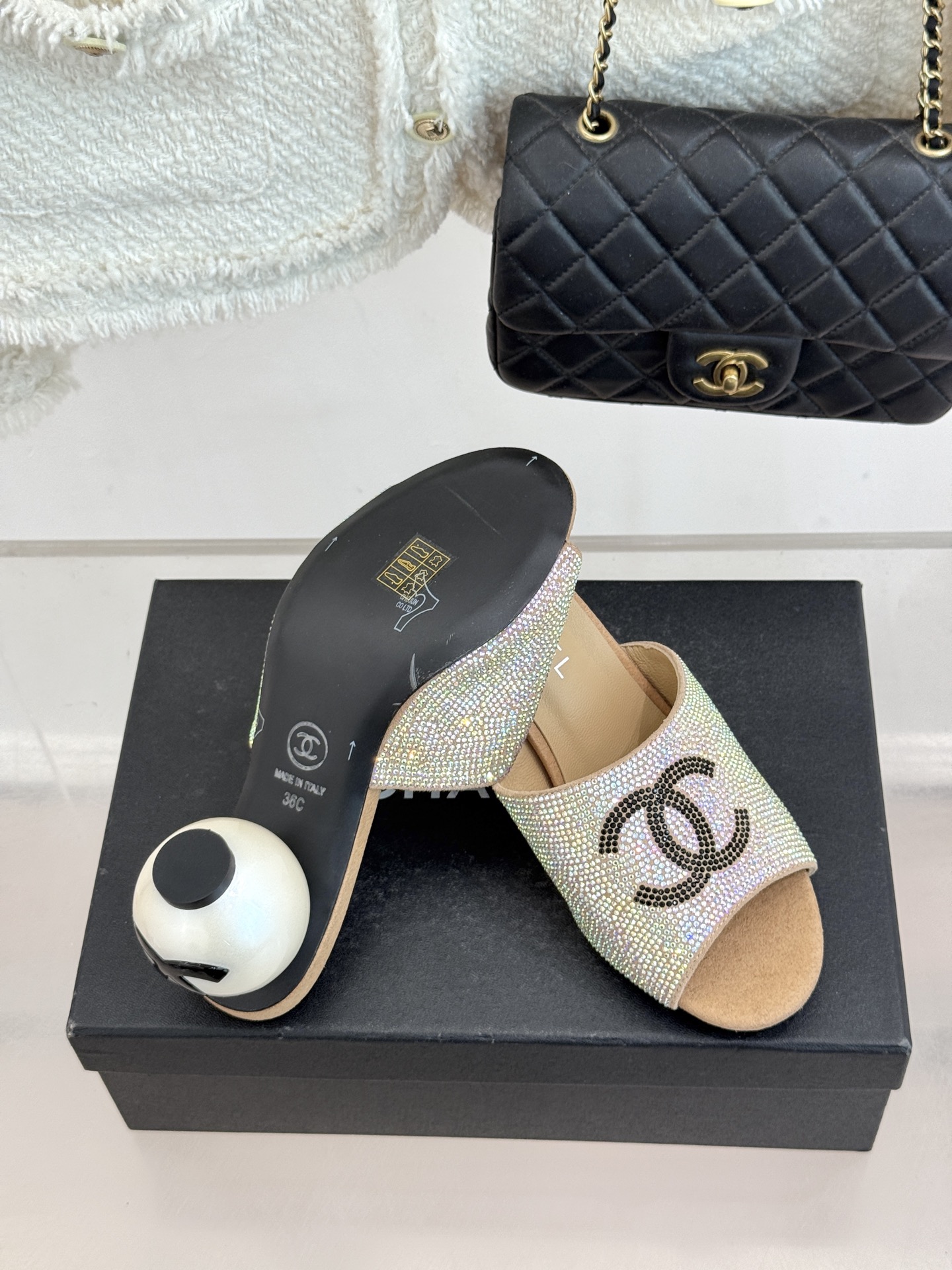 CHANE*｜小香26P新品巨型珍珠跟水钻大双C/珍珠蝴蝶结/山茶花拖鞋这系列集三大经典符号于一身。巨型