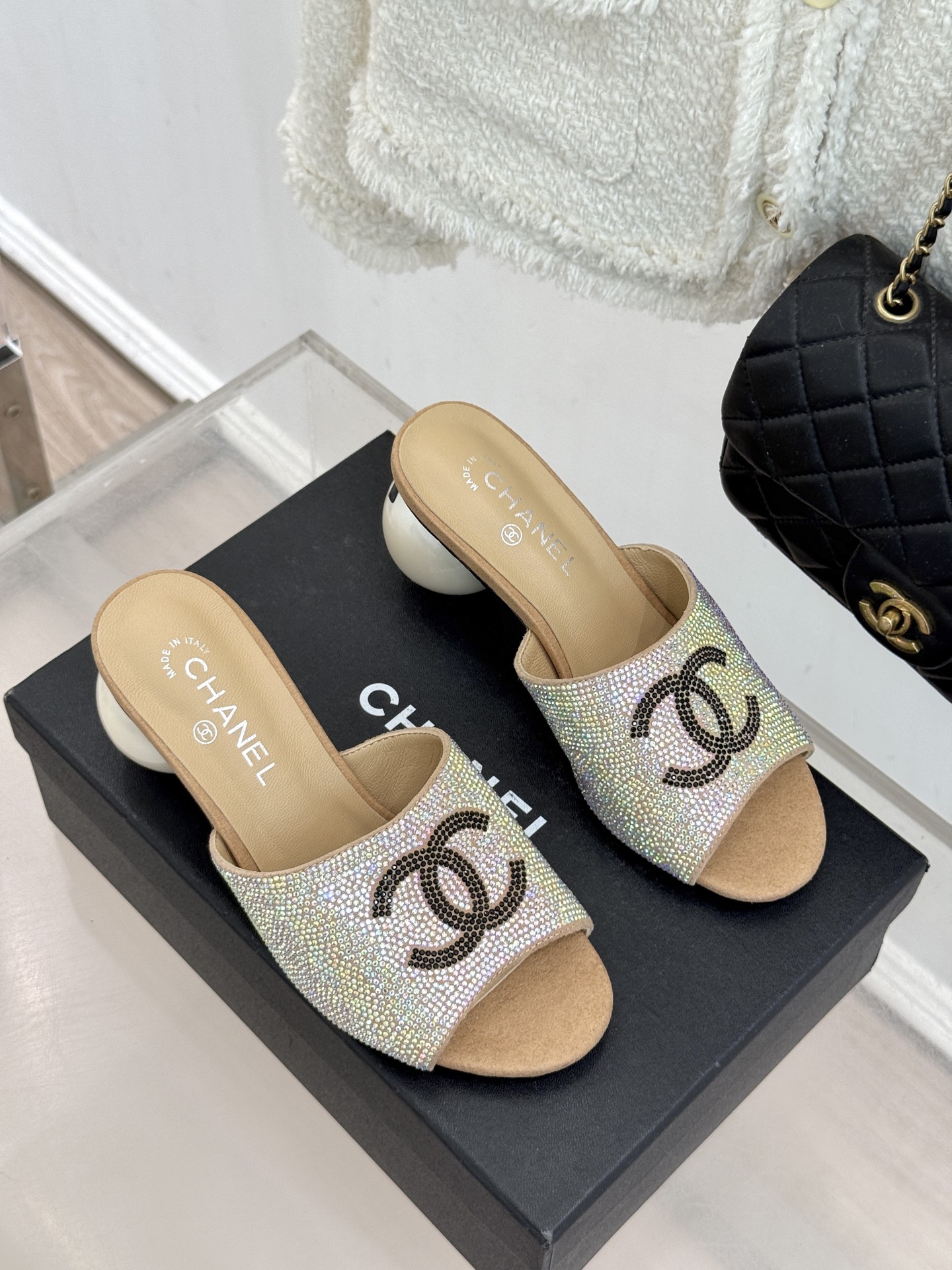 CHANE*｜小香26P新品巨型珍珠跟水钻大双C/珍珠蝴蝶结/山茶花拖鞋这系列集三大经典符号于一身。巨型