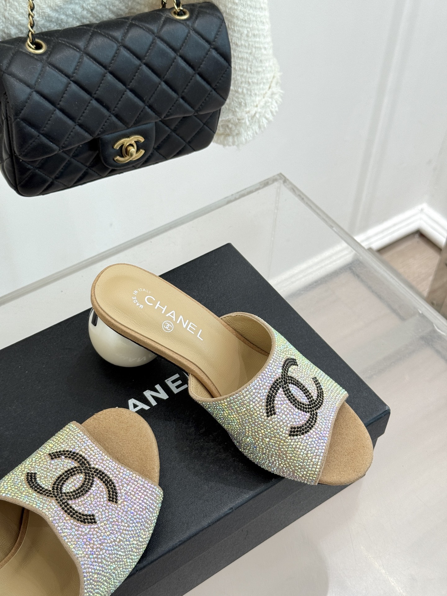 CHANE*｜小香26P新品巨型珍珠跟水钻大双C/珍珠蝴蝶结/山茶花拖鞋这系列集三大经典符号于一身。巨型