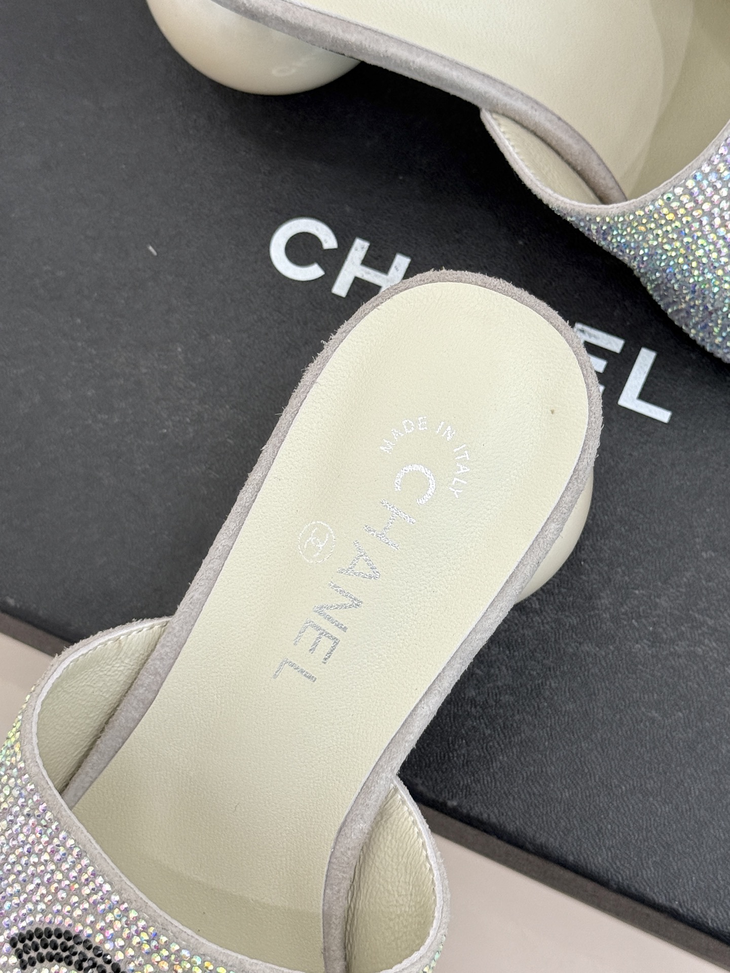 CHANE*｜小香26P新品巨型珍珠跟水钻大双C/珍珠蝴蝶结/山茶花拖鞋这系列集三大经典符号于一身。巨型