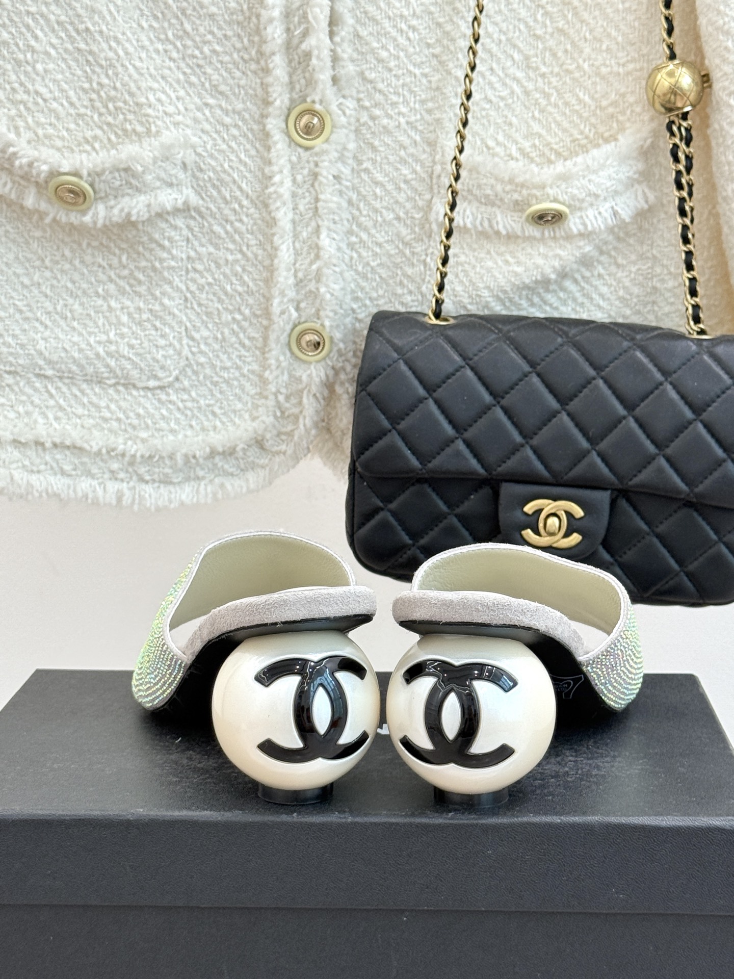 CHANE*｜小香26P新品巨型珍珠跟水钻大双C/珍珠蝴蝶结/山茶花拖鞋这系列集三大经典符号于一身。巨型