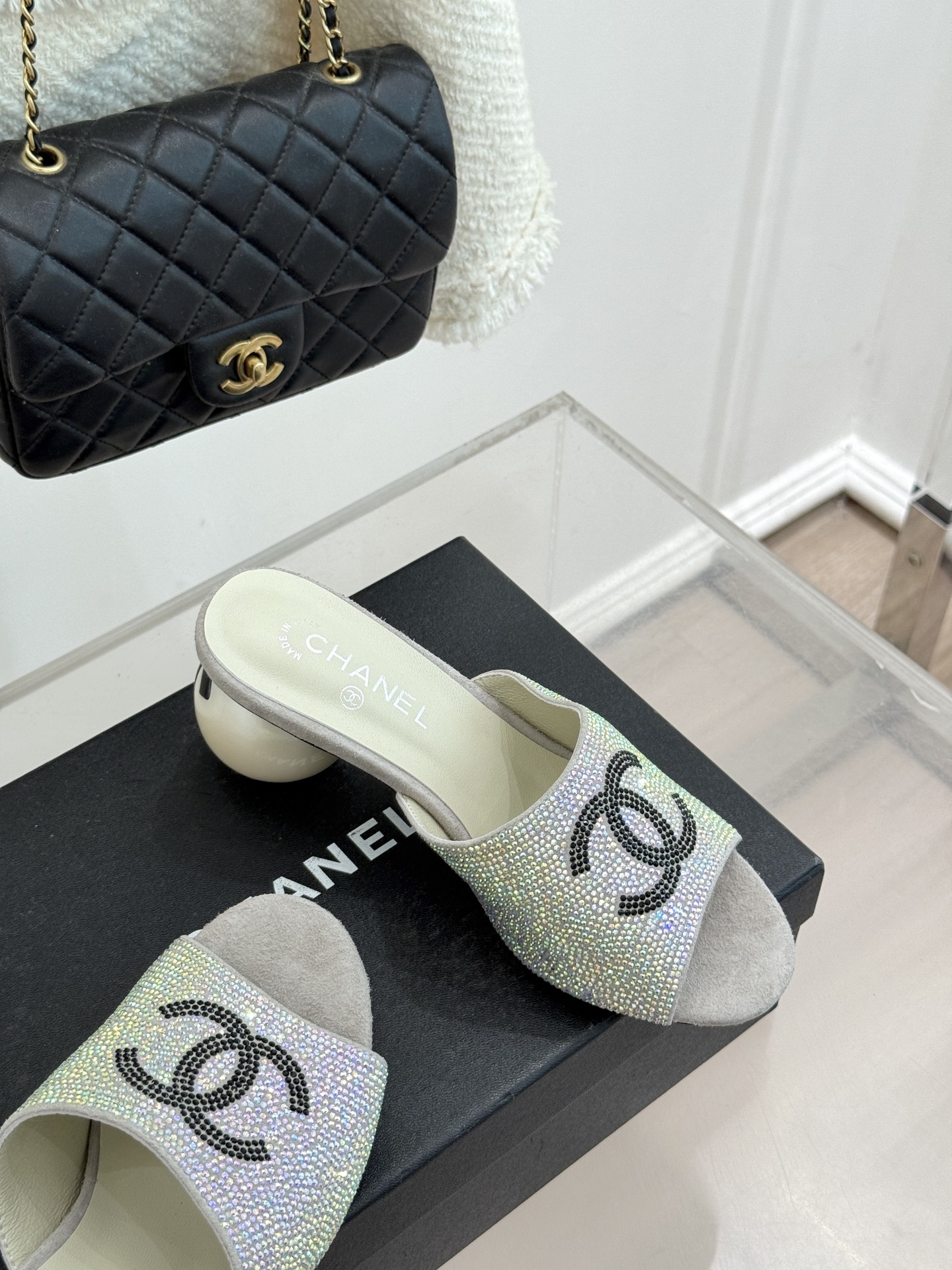 CHANE*｜小香26P新品巨型珍珠跟水钻大双C/珍珠蝴蝶结/山茶花拖鞋这系列集三大经典符号于一身。巨型