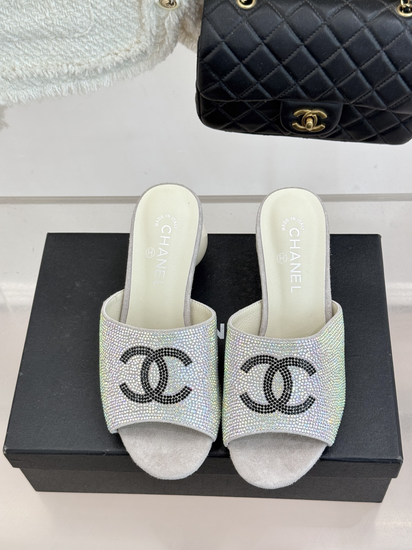 CHANE*｜小香26P新品巨型珍珠跟水钻大双C/珍珠蝴蝶结/山茶花拖鞋这系列集三大经典符号于一身。巨型