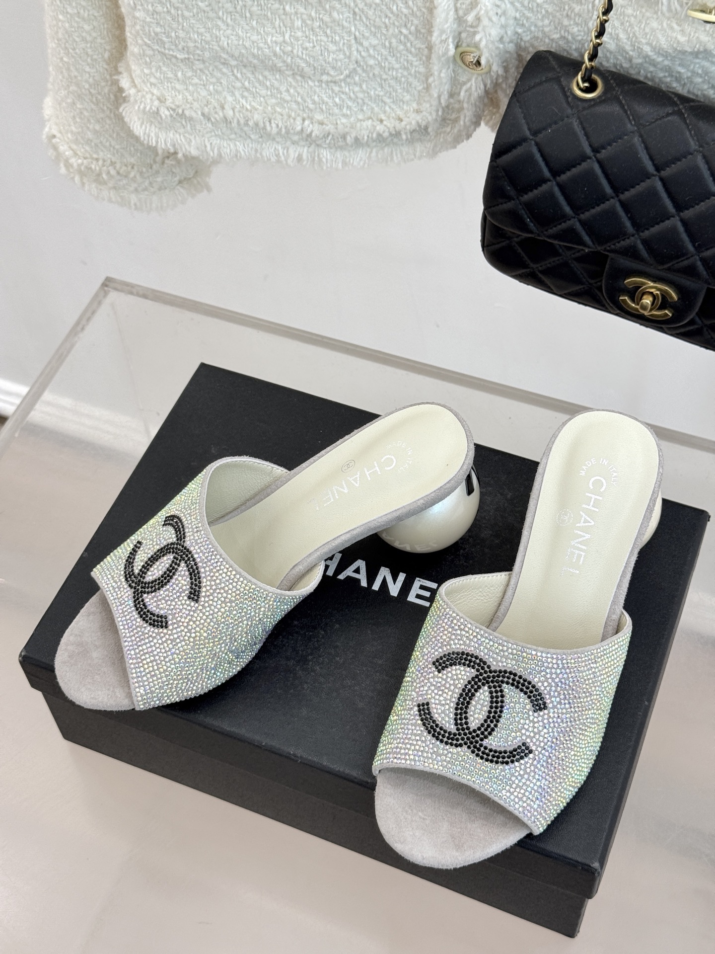 CHANE*｜小香26P新品巨型珍珠跟水钻大双C/珍珠蝴蝶结/山茶花拖鞋这系列集三大经典符号于一身。巨型