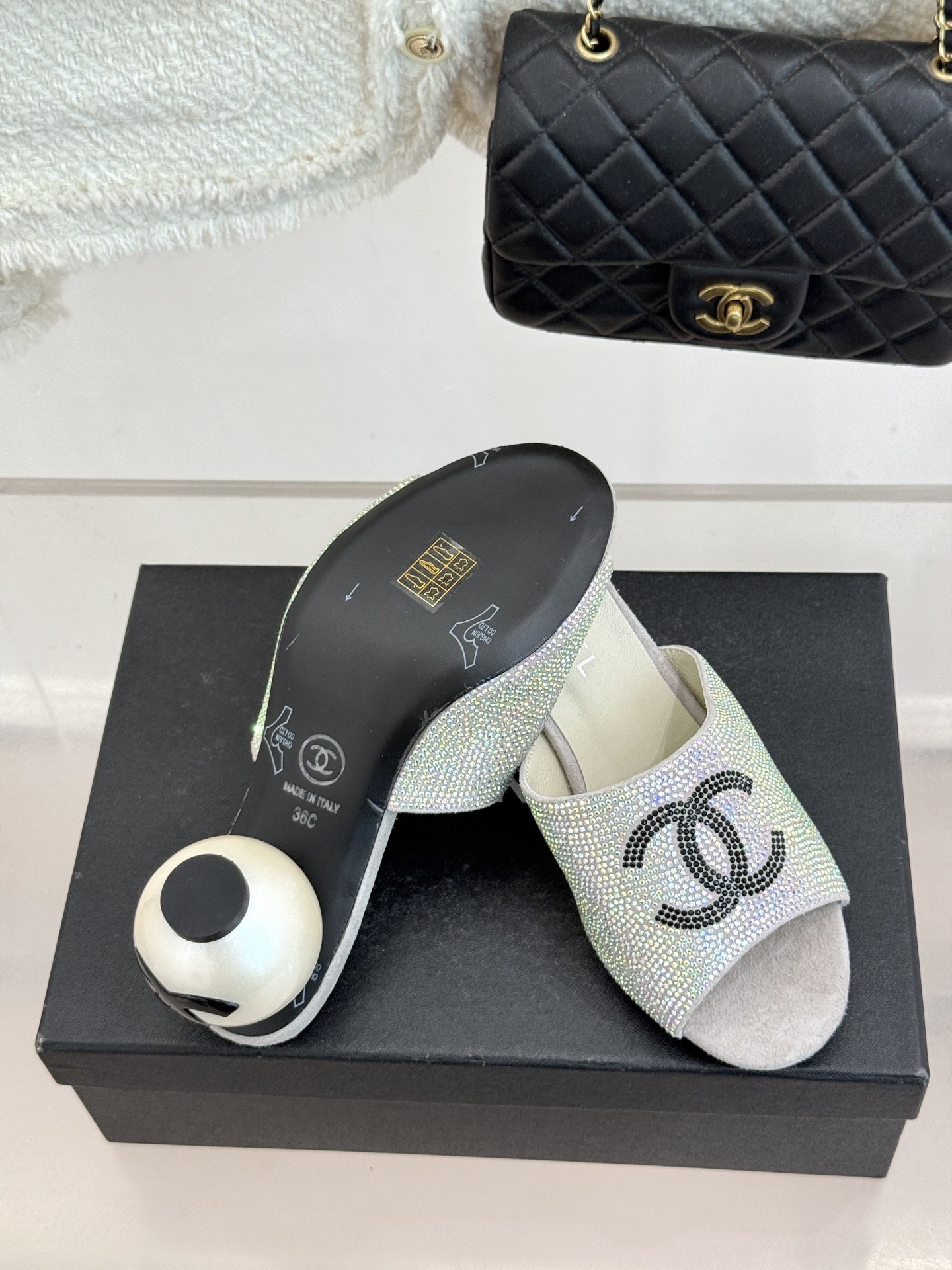 CHANE*｜小香26P新品巨型珍珠跟水钻大双C/珍珠蝴蝶结/山茶花拖鞋这系列集三大经典符号于一身。巨型