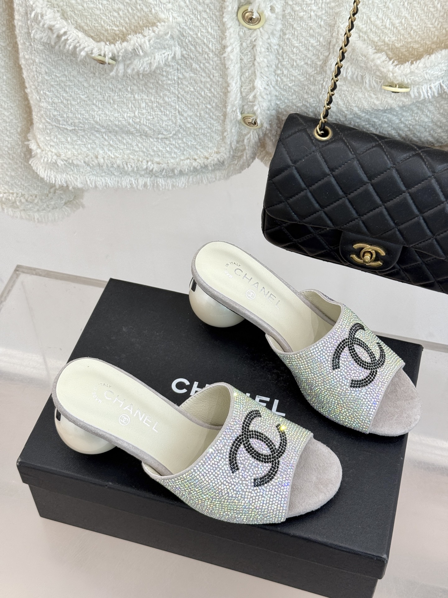 CHANE*｜小香26P新品巨型珍珠跟水钻大双C/珍珠蝴蝶结/山茶花拖鞋这系列集三大经典符号于一身。巨型