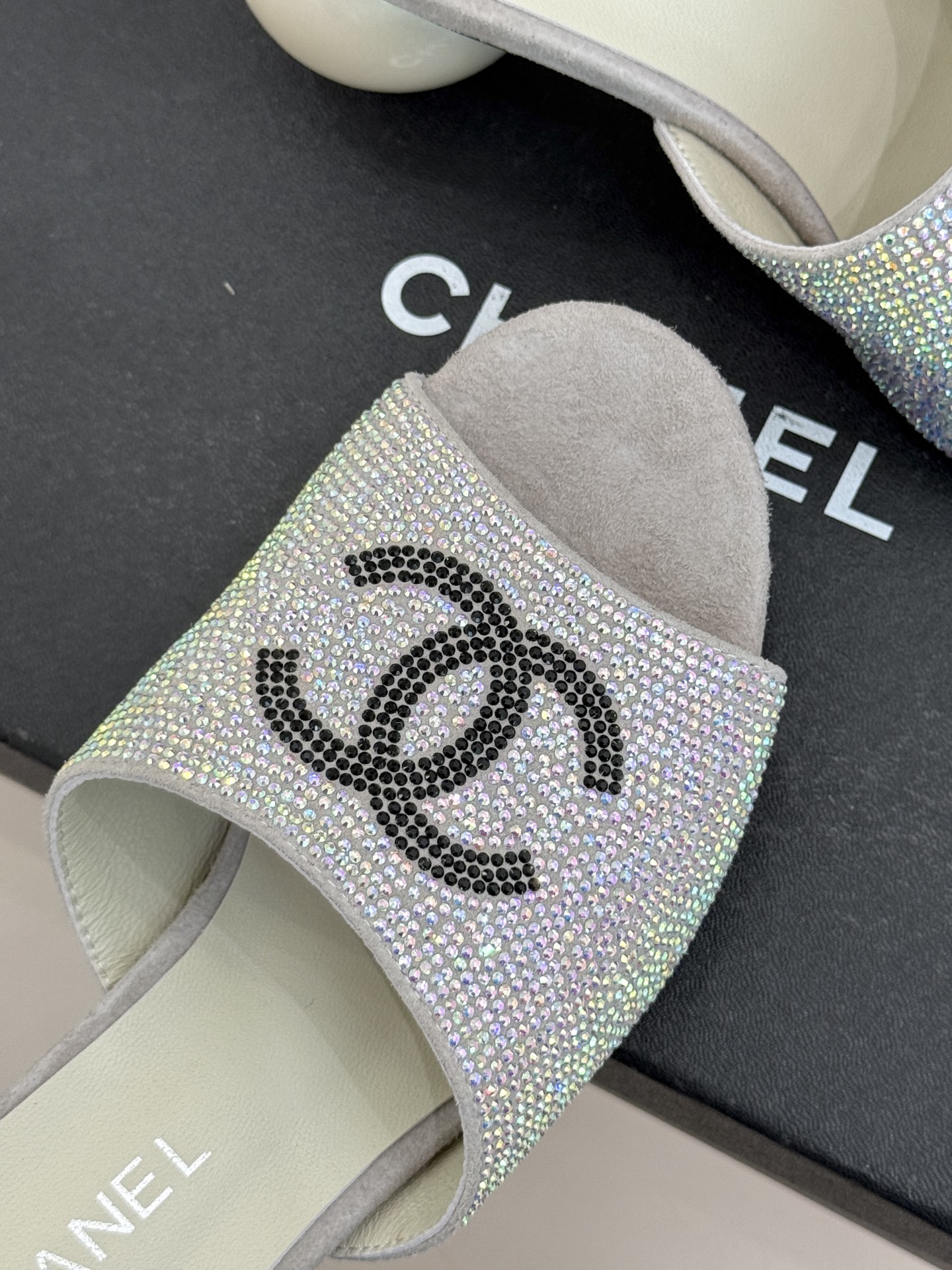 CHANE*｜小香26P新品巨型珍珠跟水钻大双C/珍珠蝴蝶结/山茶花拖鞋这系列集三大经典符号于一身。巨型