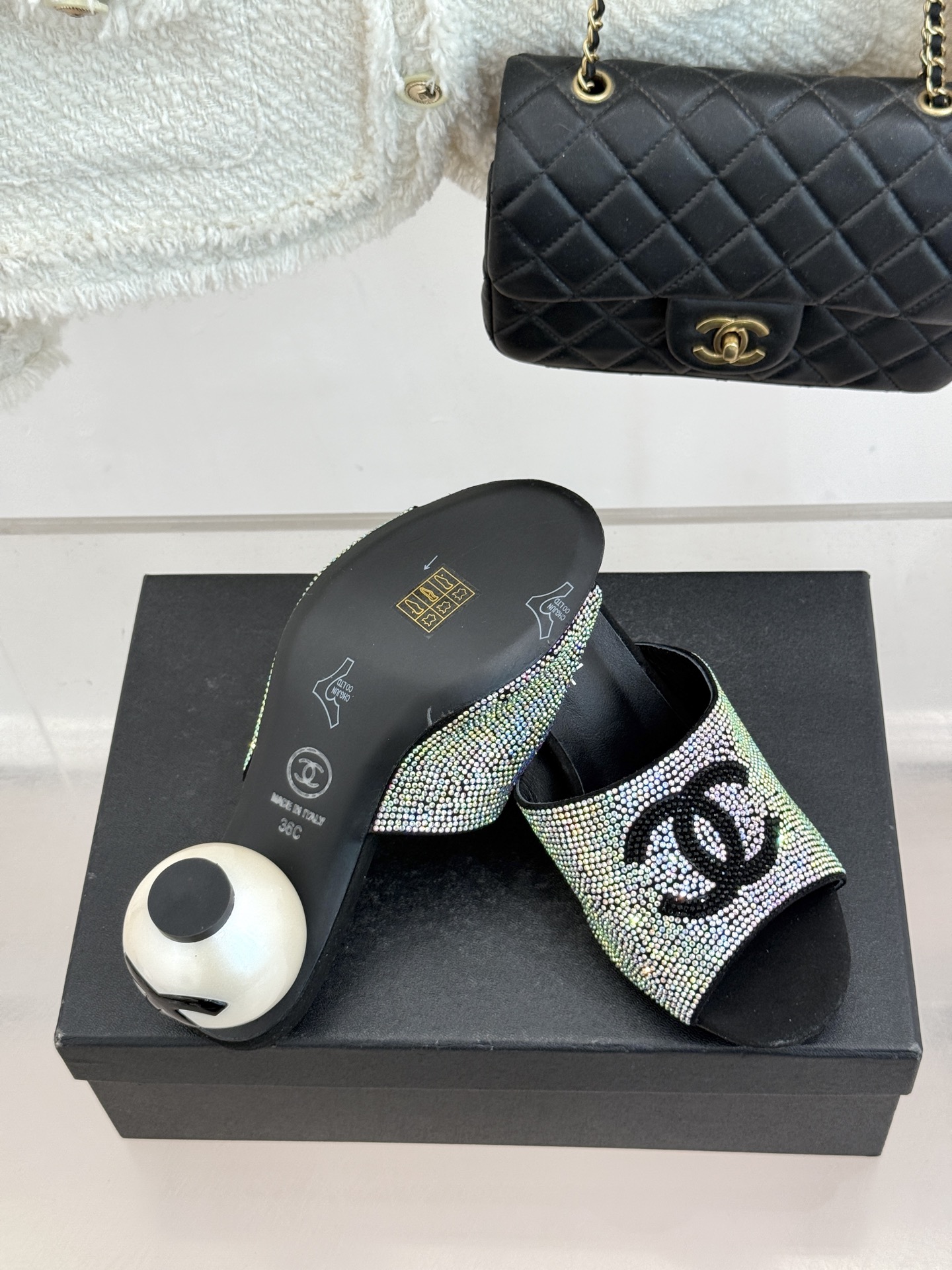 CHANE*｜小香26P新品巨型珍珠跟水钻大双C/珍珠蝴蝶结/山茶花拖鞋这系列集三大经典符号于一身。巨型