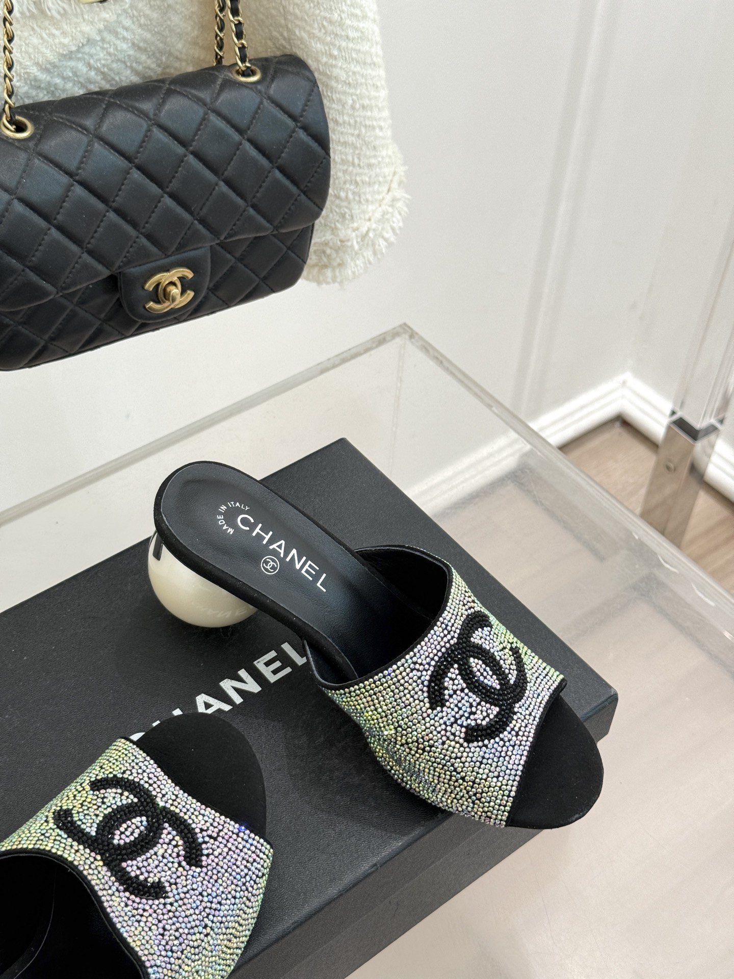 CHANE*｜小香26P新品巨型珍珠跟水钻大双C/珍珠蝴蝶结/山茶花拖鞋这系列集三大经典符号于一身。巨型