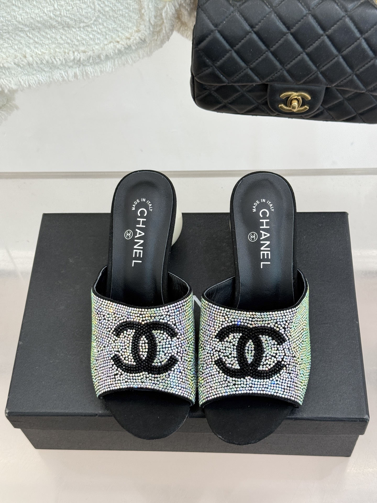 CHANE*｜小香26P新品巨型珍珠跟水钻大双C/珍珠蝴蝶结/山茶花拖鞋这系列集三大经典符号于一身。巨型