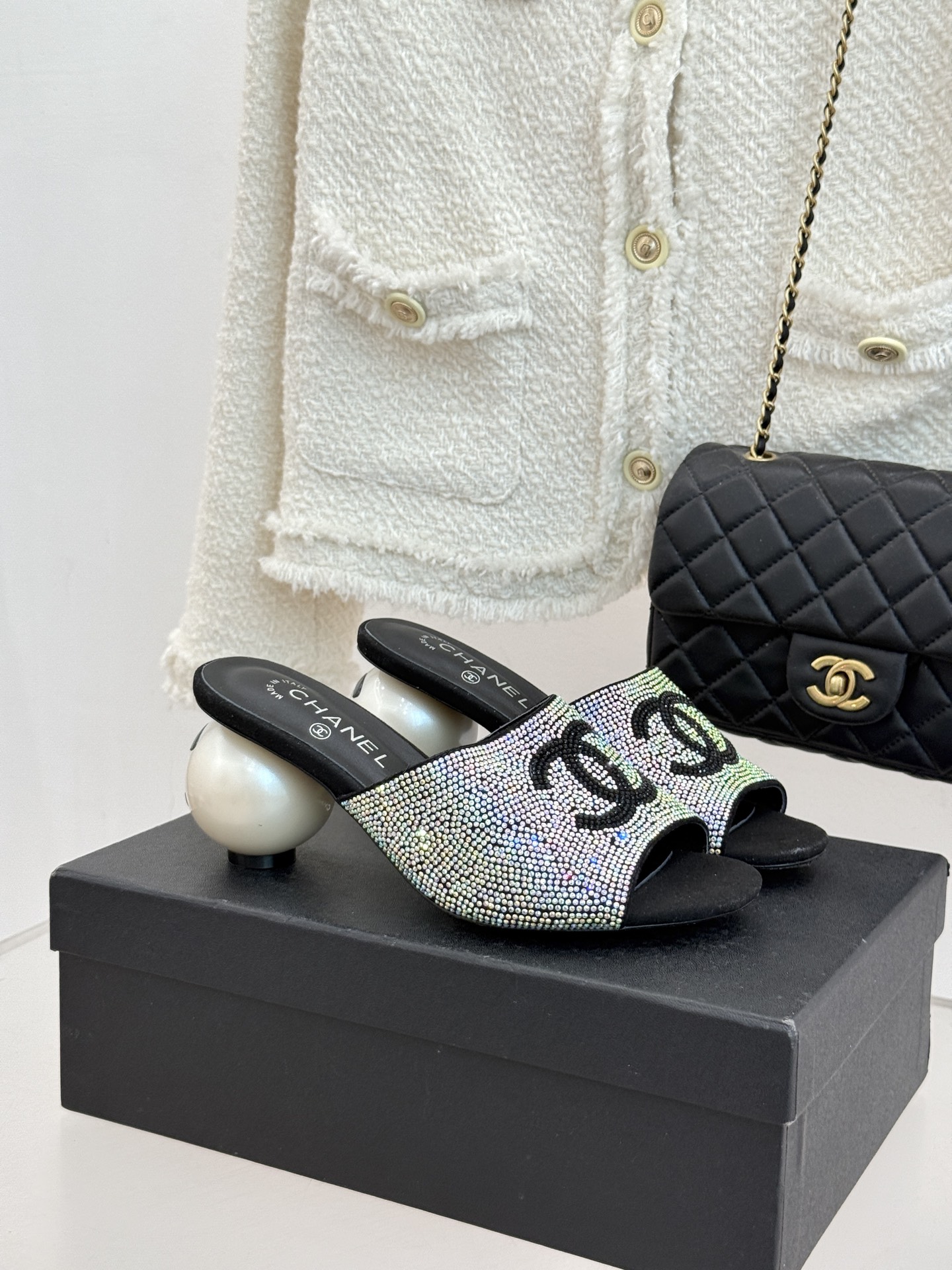 CHANE*｜小香26P新品巨型珍珠跟水钻大双C/珍珠蝴蝶结/山茶花拖鞋这系列集三大经典符号于一身。巨型