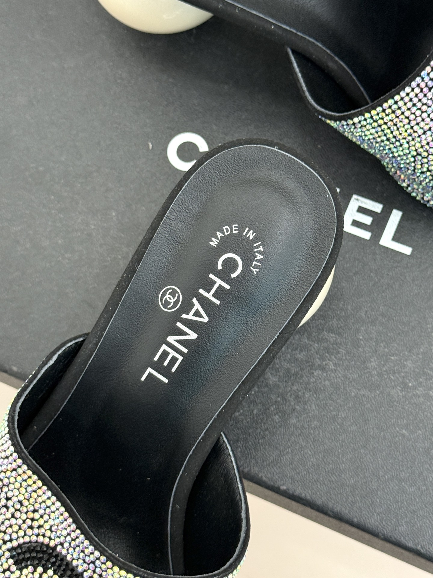 CHANE*｜小香26P新品巨型珍珠跟水钻大双C/珍珠蝴蝶结/山茶花拖鞋这系列集三大经典符号于一身。巨型