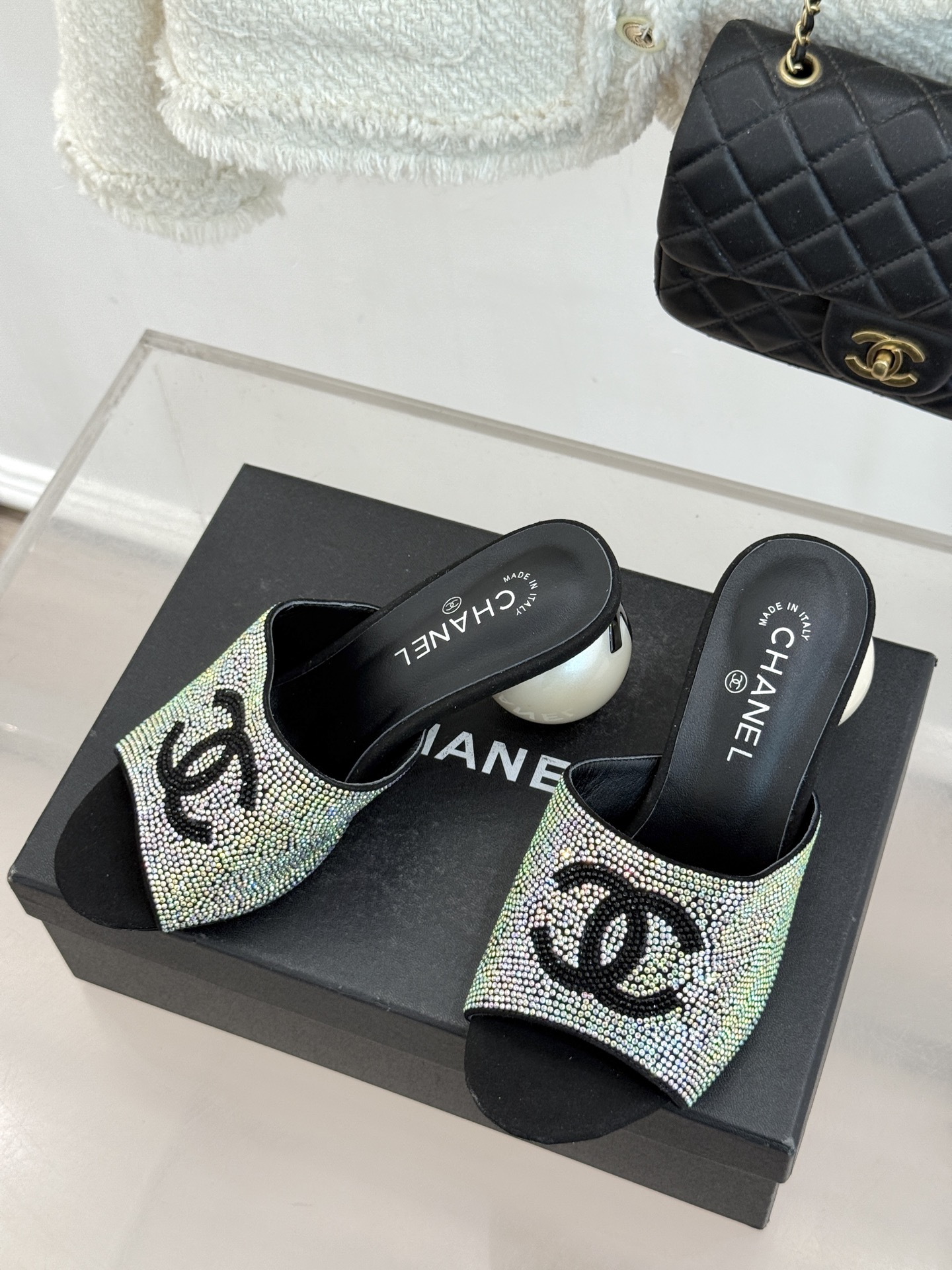 CHANE*｜小香26P新品巨型珍珠跟水钻大双C/珍珠蝴蝶结/山茶花拖鞋这系列集三大经典符号于一身。巨型