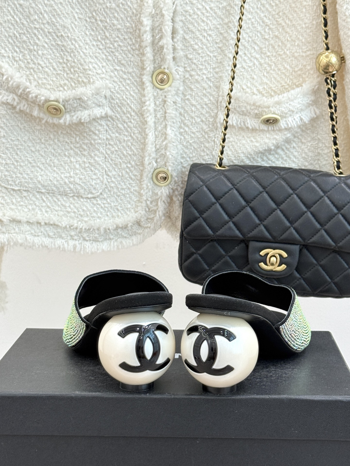 CHANE*｜小香26P新品巨型珍珠跟水钻大双C/珍珠蝴蝶结/山茶花拖鞋这系列集三大经典符号于一身。巨型