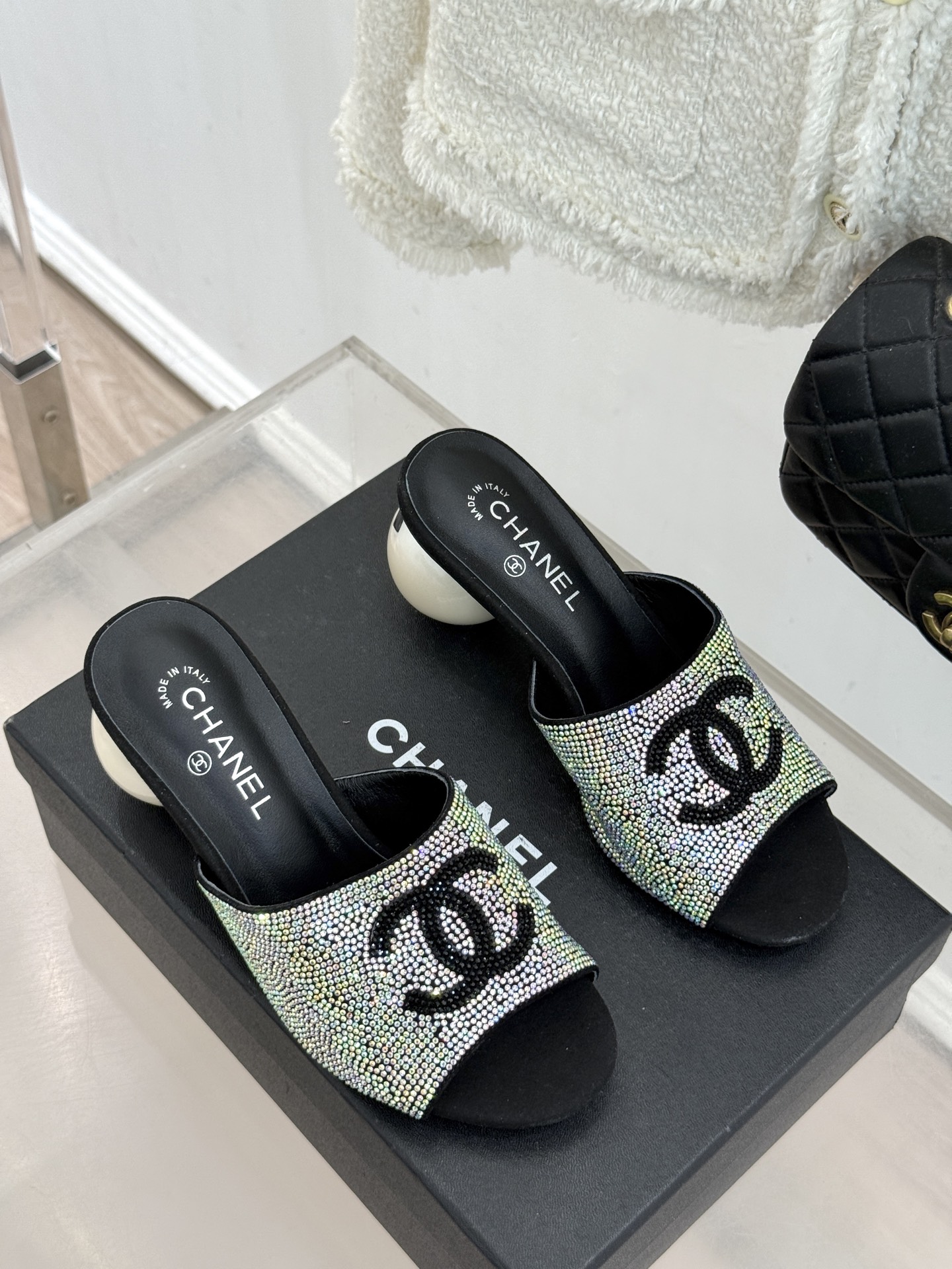 CHANE*｜小香26P新品巨型珍珠跟水钻大双C/珍珠蝴蝶结/山茶花拖鞋这系列集三大经典符号于一身。巨型