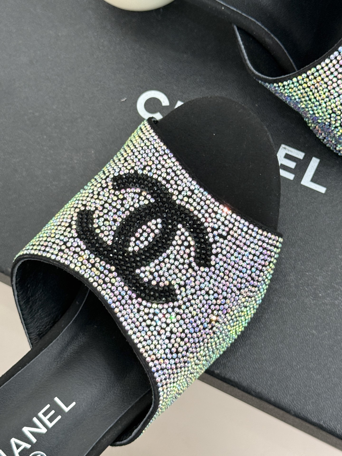 CHANE*｜小香26P新品巨型珍珠跟水钻大双C/珍珠蝴蝶结/山茶花拖鞋这系列集三大经典符号于一身。巨型