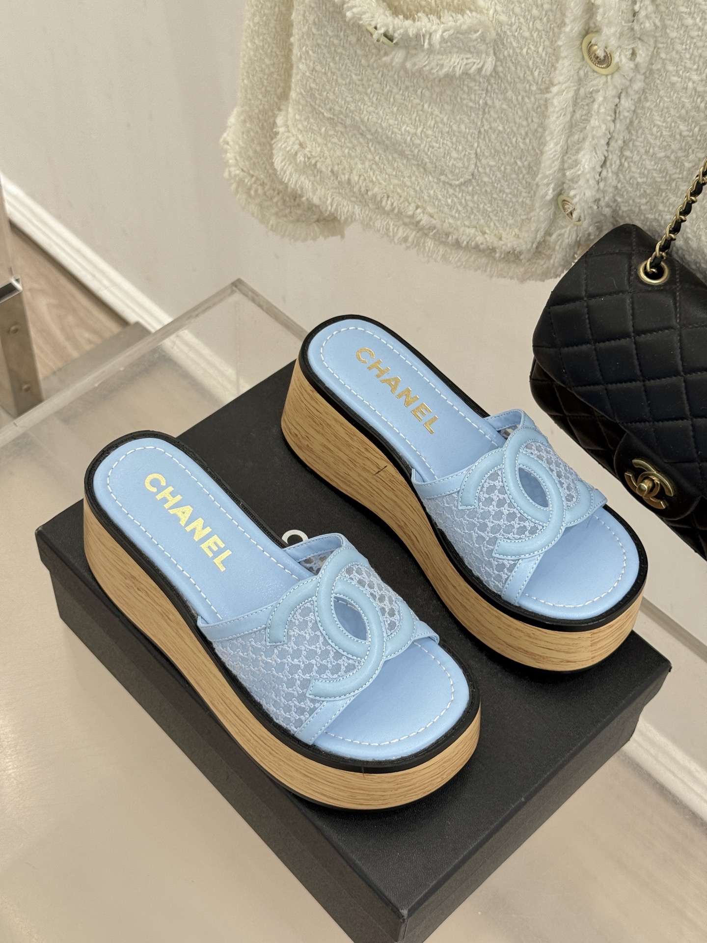 CHANE*｜小香26P新品大双C镂空网面厚底拖鞋是2026春夏轻奢松弛感的标杆。通透网眼鞋面自带呼吸感