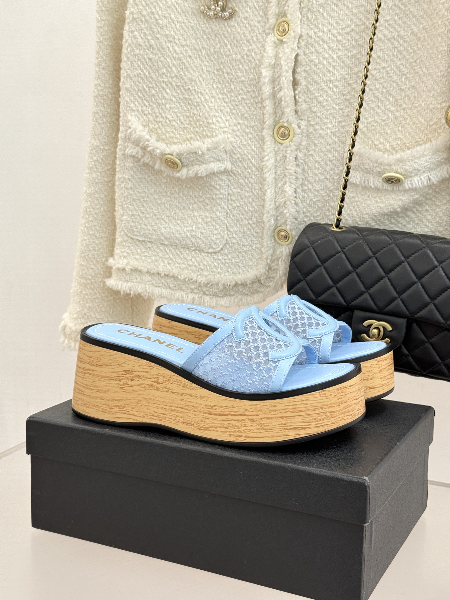 CHANE*｜小香26P新品大双C镂空网面厚底拖鞋是2026春夏轻奢松弛感的标杆。通透网眼鞋面自带呼吸感