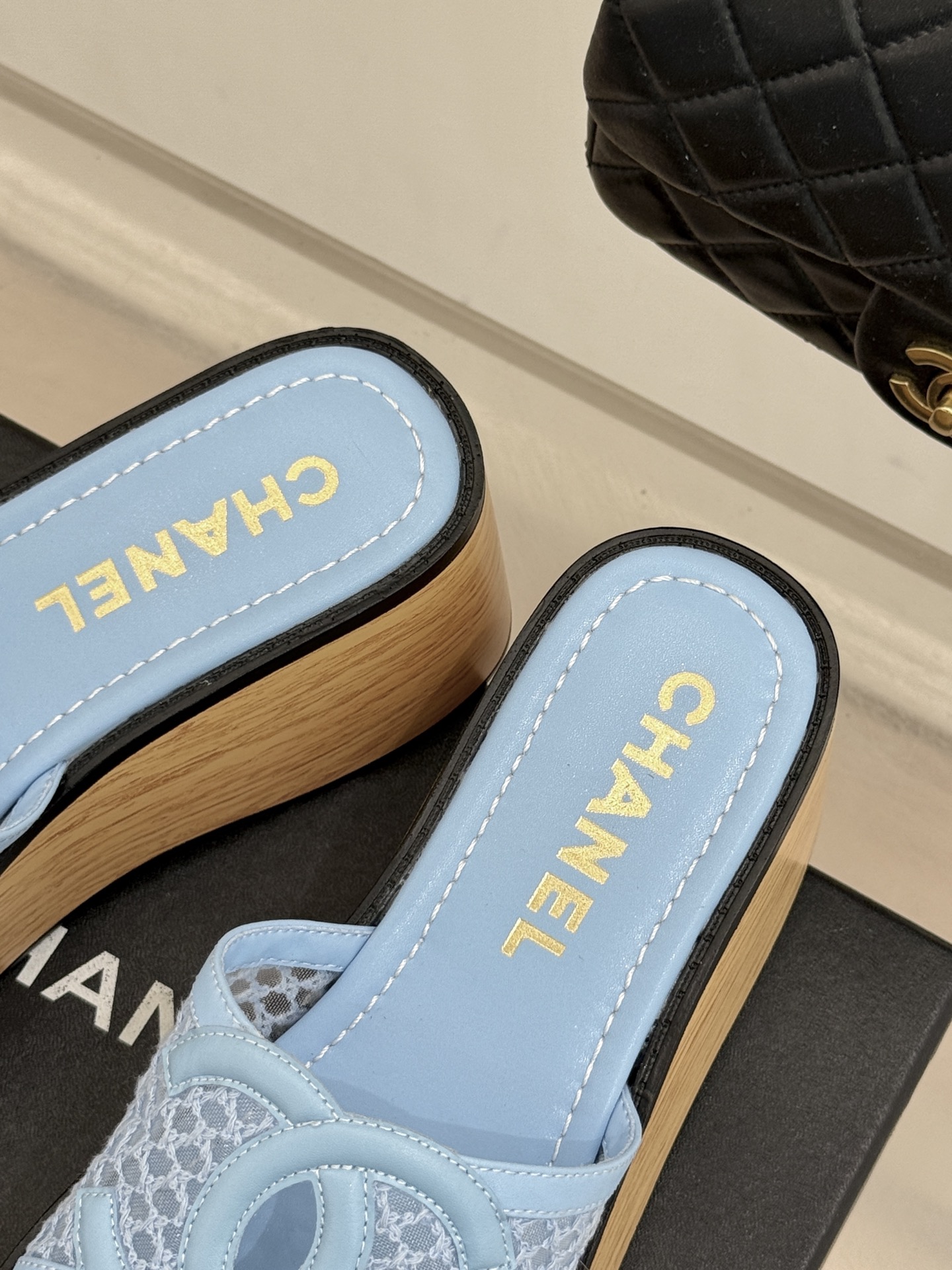 CHANE*｜小香26P新品大双C镂空网面厚底拖鞋是2026春夏轻奢松弛感的标杆。通透网眼鞋面自带呼吸感