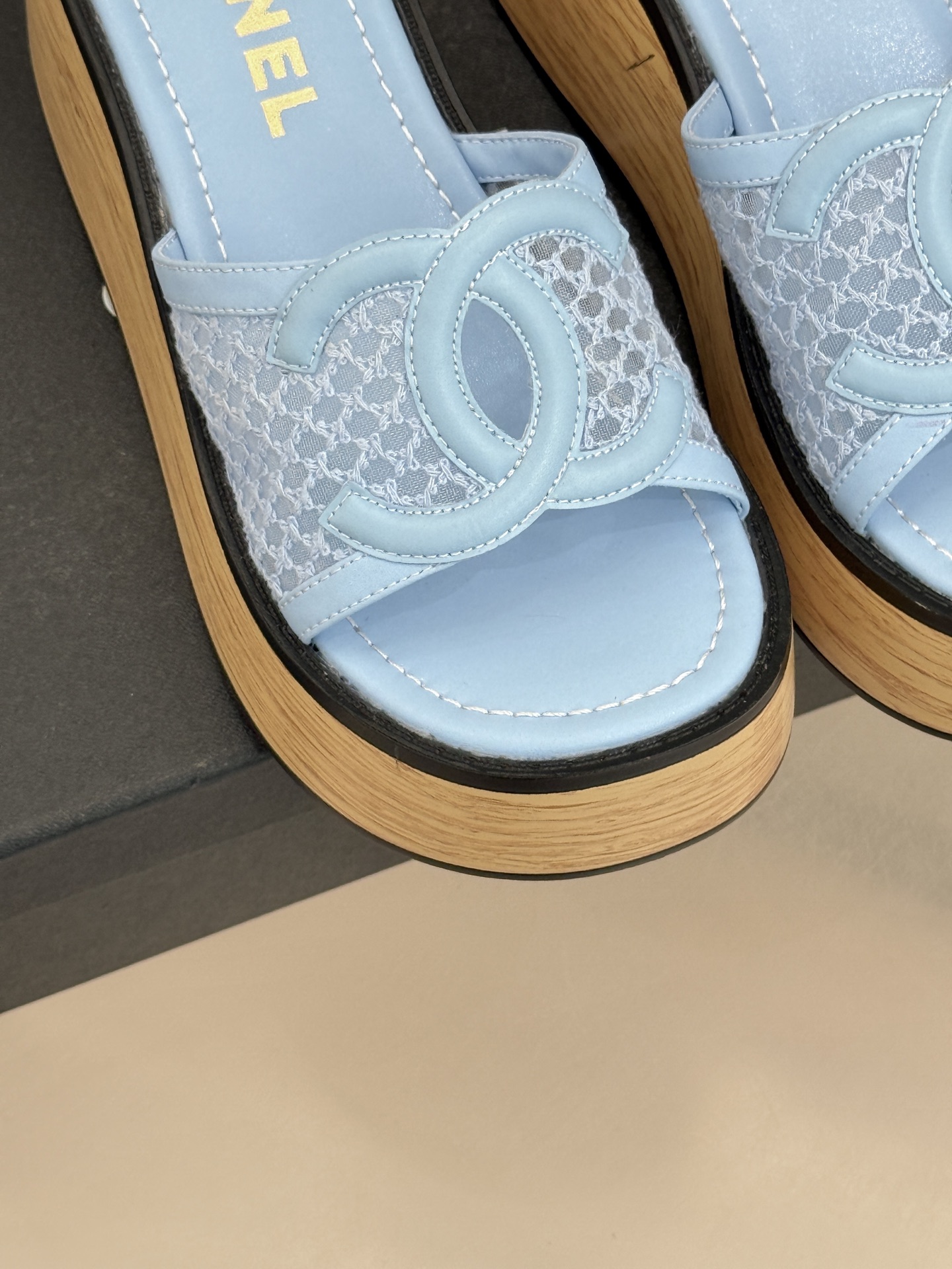 CHANE*｜小香26P新品大双C镂空网面厚底拖鞋是2026春夏轻奢松弛感的标杆。通透网眼鞋面自带呼吸感