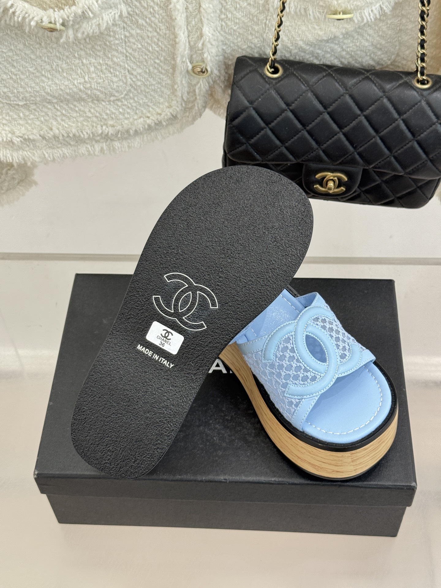 CHANE*｜小香26P新品大双C镂空网面厚底拖鞋是2026春夏轻奢松弛感的标杆。通透网眼鞋面自带呼吸感