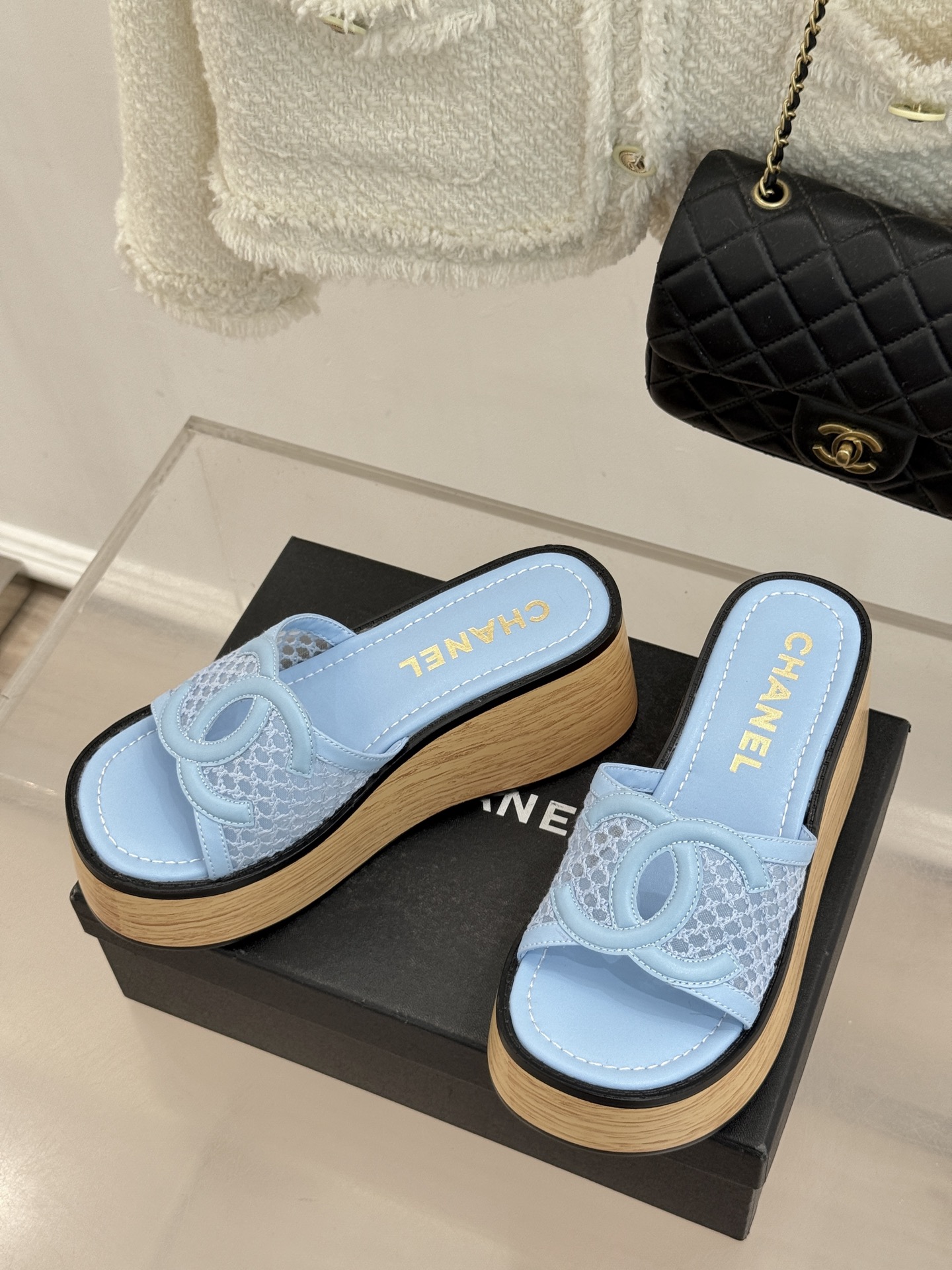 CHANE*｜小香26P新品大双C镂空网面厚底拖鞋是2026春夏轻奢松弛感的标杆。通透网眼鞋面自带呼吸感