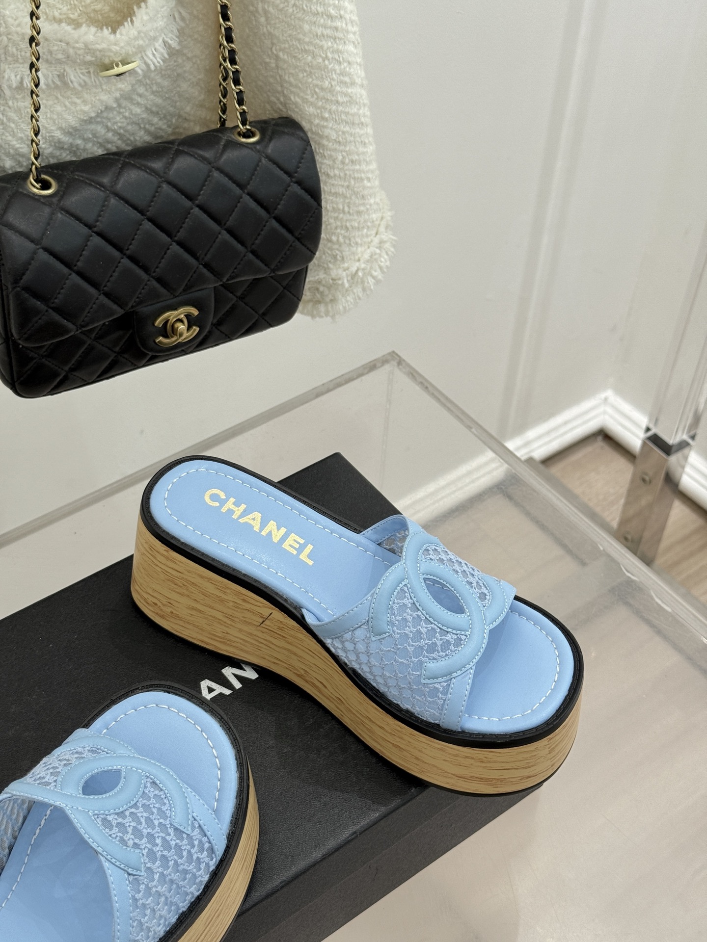 CHANE*｜小香26P新品大双C镂空网面厚底拖鞋是2026春夏轻奢松弛感的标杆。通透网眼鞋面自带呼吸感