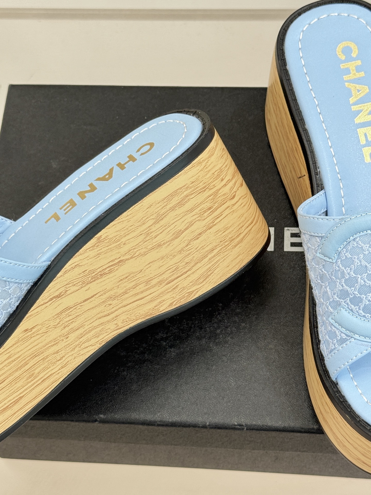 CHANE*｜小香26P新品大双C镂空网面厚底拖鞋是2026春夏轻奢松弛感的标杆。通透网眼鞋面自带呼吸感