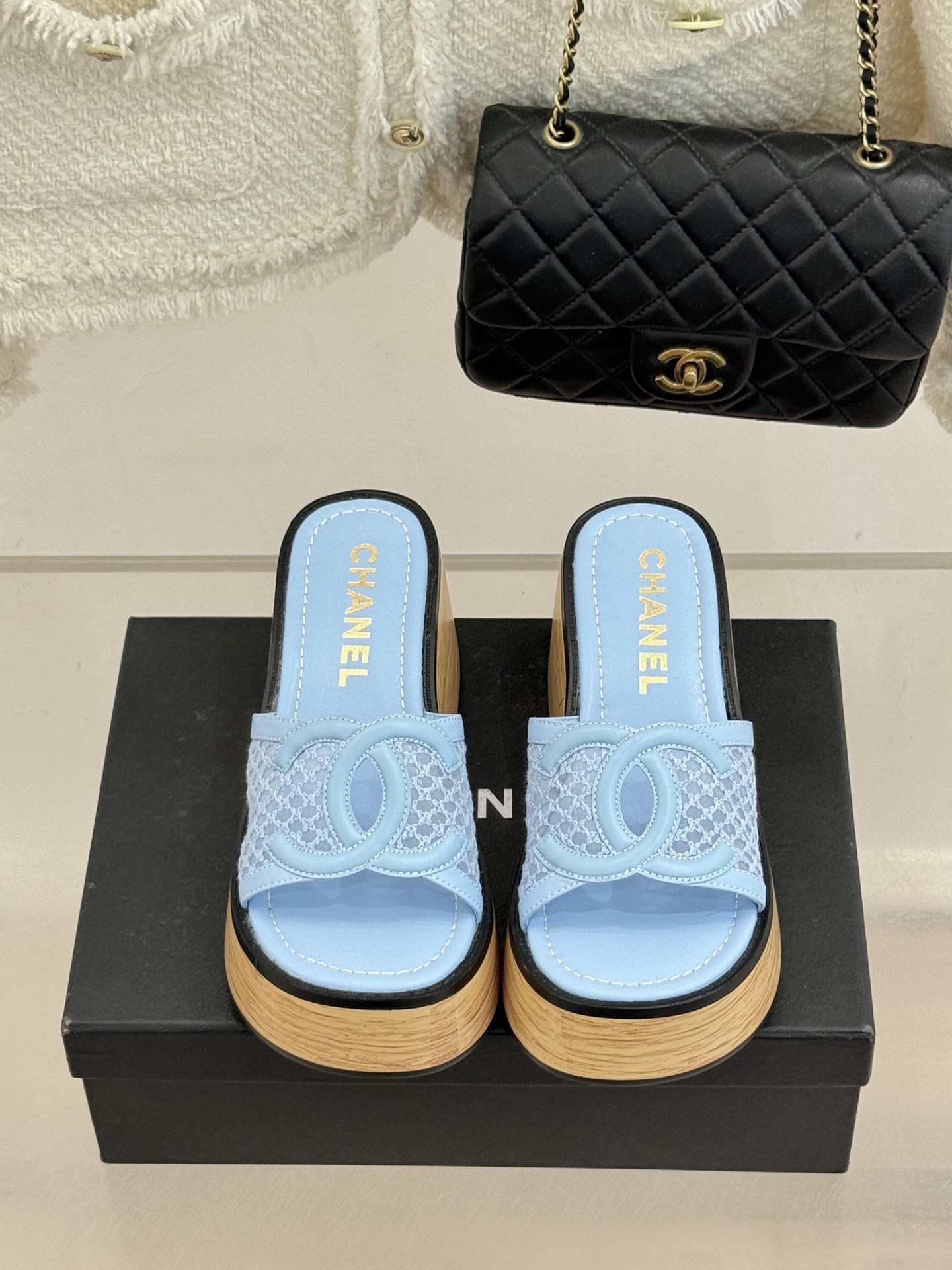 CHANE*｜小香26P新品大双C镂空网面厚底拖鞋是2026春夏轻奢松弛感的标杆。通透网眼鞋面自带呼吸感