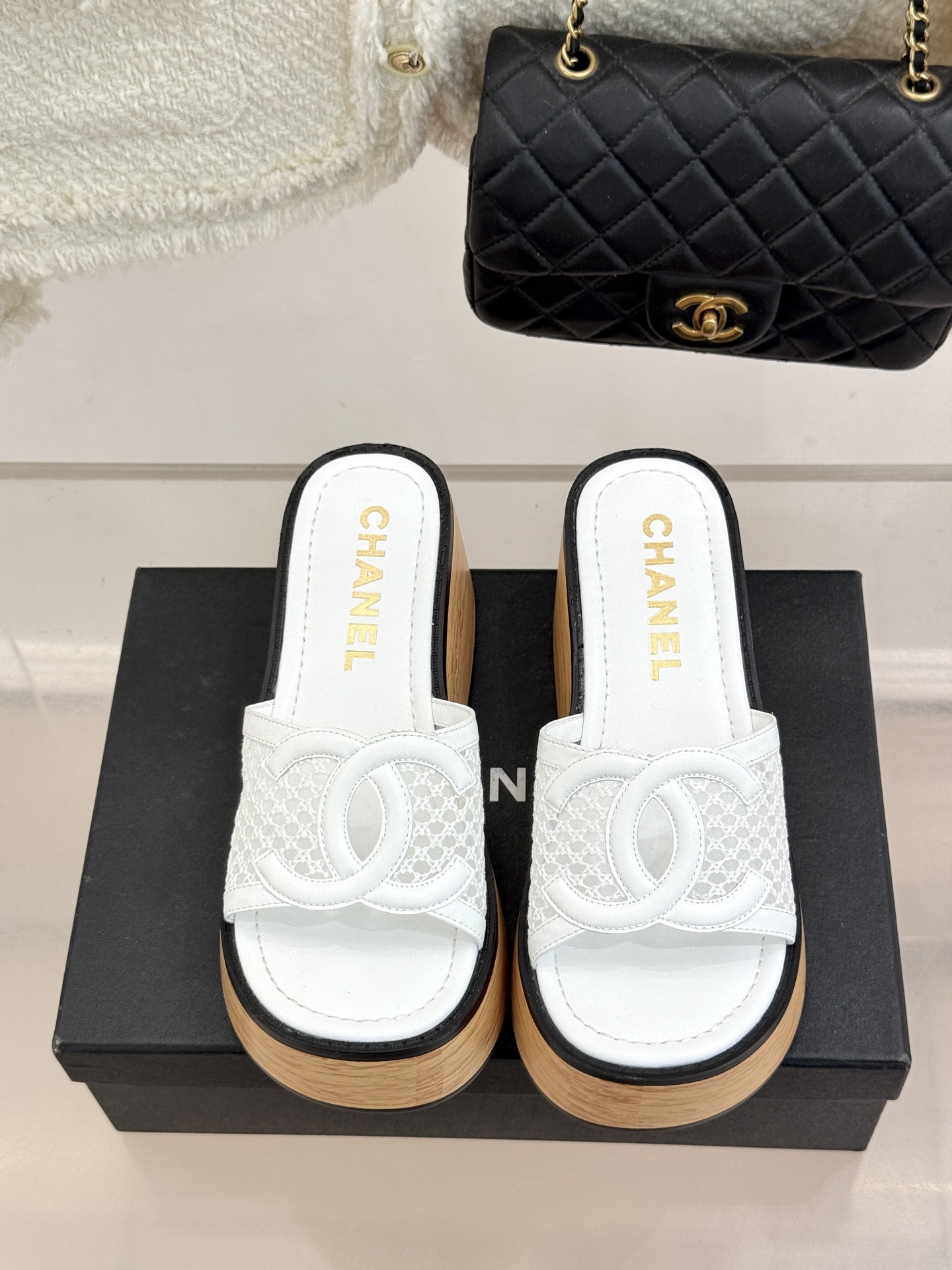 CHANE*｜小香26P新品大双C镂空网面厚底拖鞋是2026春夏轻奢松弛感的标杆。通透网眼鞋面自带呼吸感