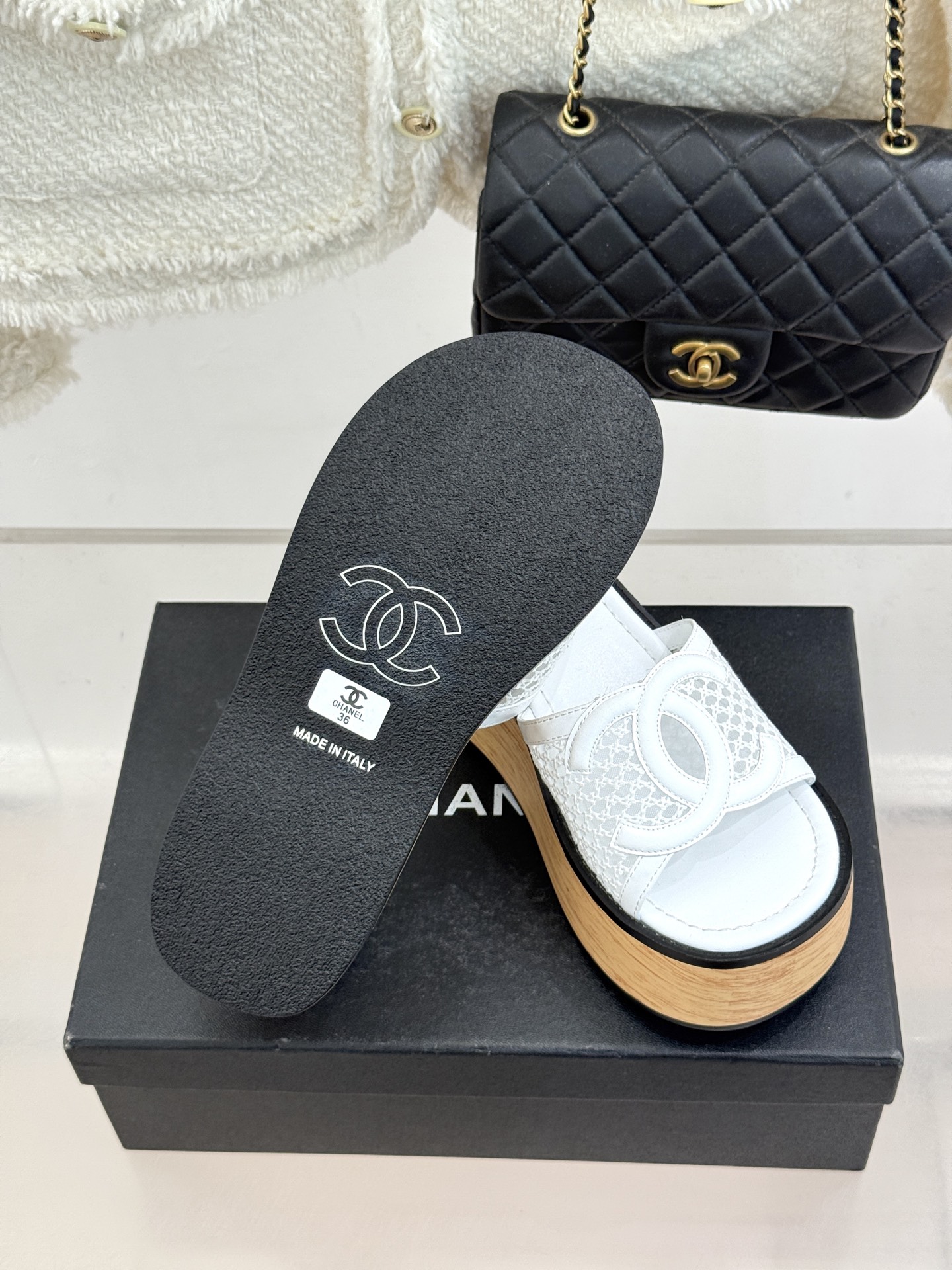 CHANE*｜小香26P新品大双C镂空网面厚底拖鞋是2026春夏轻奢松弛感的标杆。通透网眼鞋面自带呼吸感