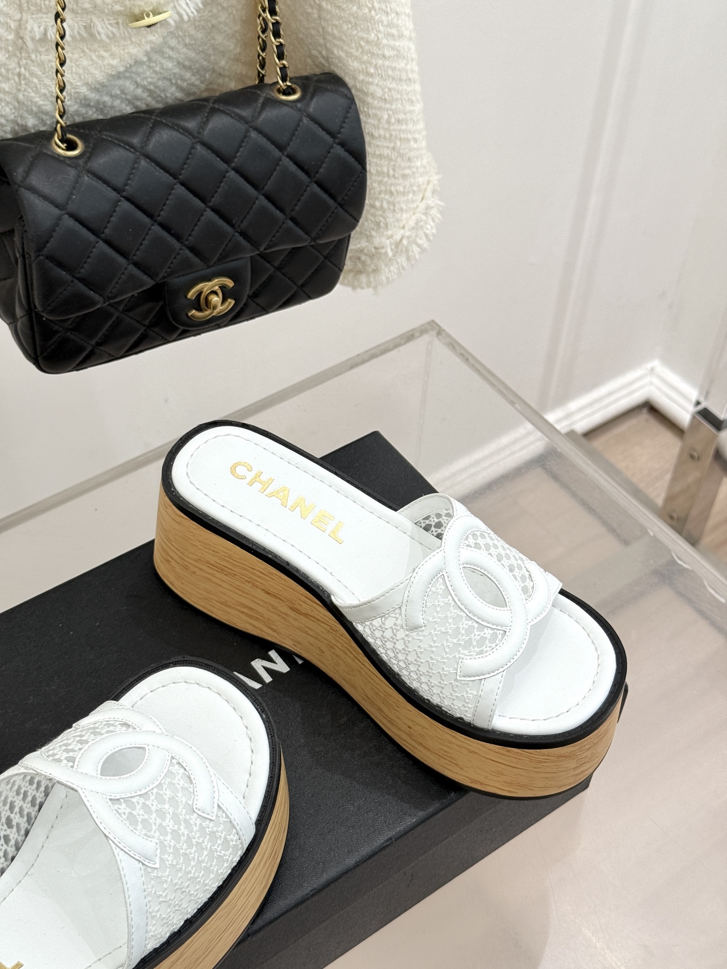 CHANE*｜小香26P新品大双C镂空网面厚底拖鞋是2026春夏轻奢松弛感的标杆。通透网眼鞋面自带呼吸感