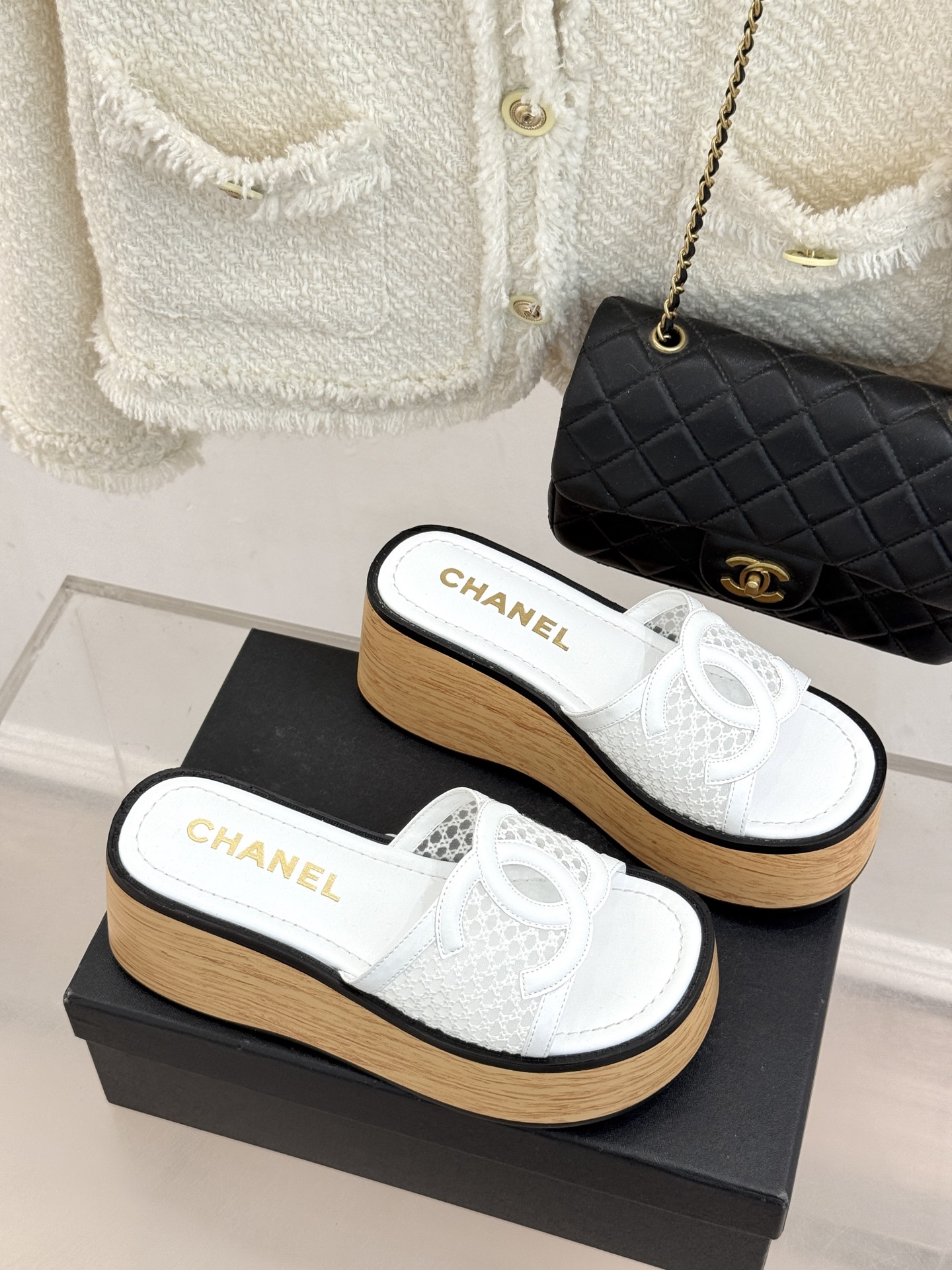 CHANE*｜小香26P新品大双C镂空网面厚底拖鞋是2026春夏轻奢松弛感的标杆。通透网眼鞋面自带呼吸感