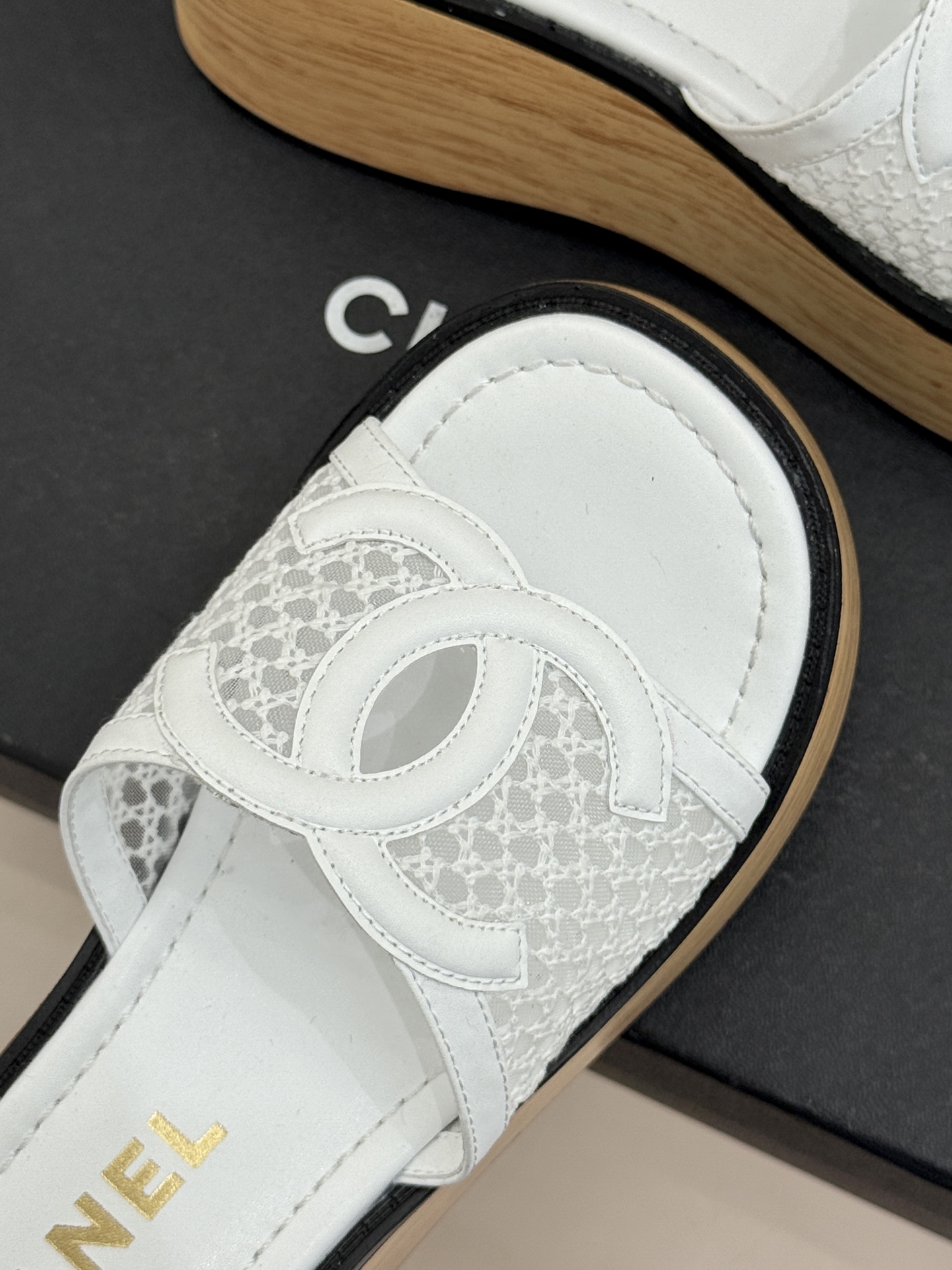 CHANE*｜小香26P新品大双C镂空网面厚底拖鞋是2026春夏轻奢松弛感的标杆。通透网眼鞋面自带呼吸感