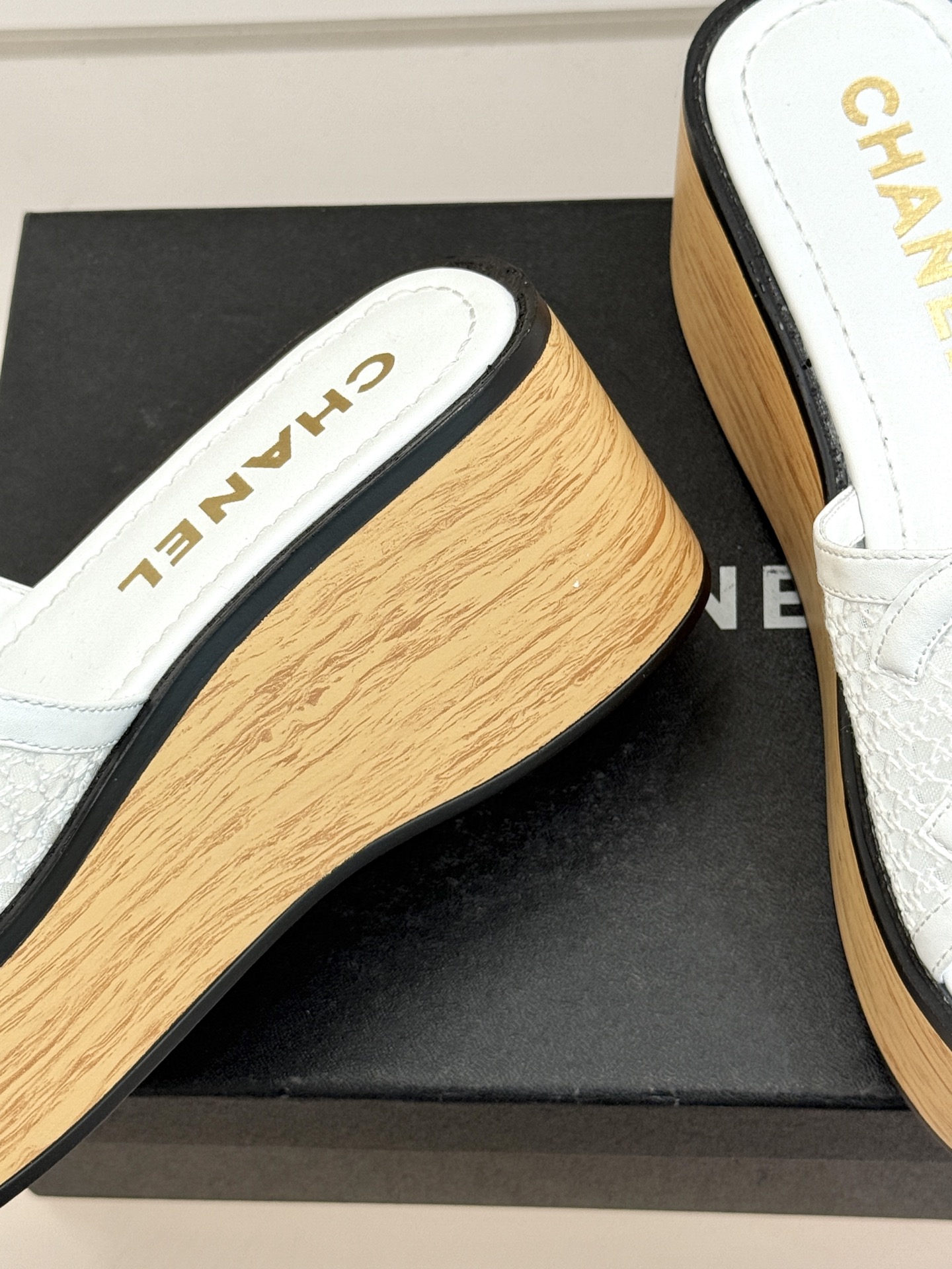 CHANE*｜小香26P新品大双C镂空网面厚底拖鞋是2026春夏轻奢松弛感的标杆。通透网眼鞋面自带呼吸感