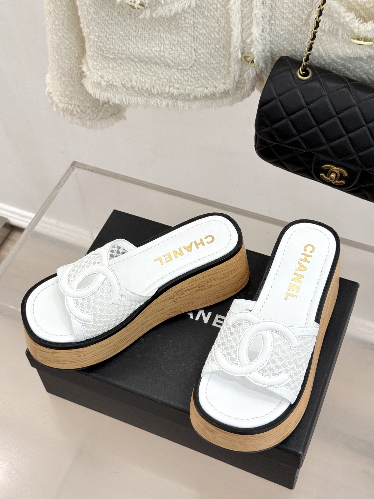 CHANE*｜小香26P新品大双C镂空网面厚底拖鞋是2026春夏轻奢松弛感的标杆。通透网眼鞋面自带呼吸感