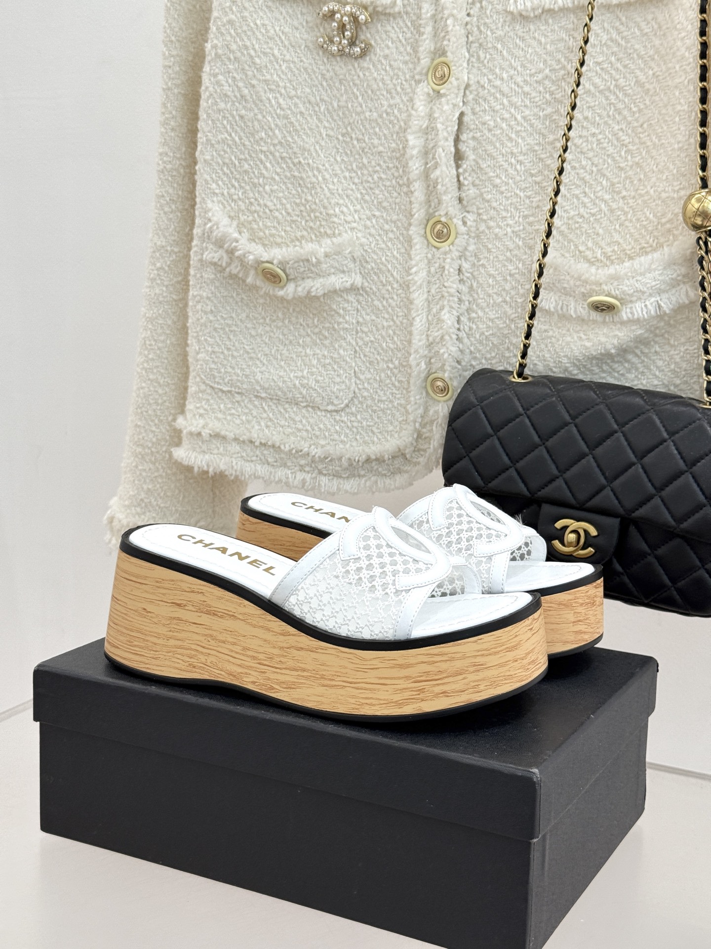 CHANE*｜小香26P新品大双C镂空网面厚底拖鞋是2026春夏轻奢松弛感的标杆。通透网眼鞋面自带呼吸感