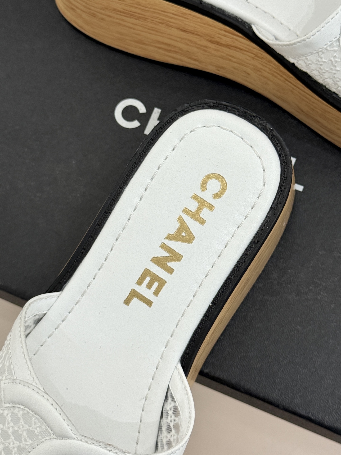 CHANE*｜小香26P新品大双C镂空网面厚底拖鞋是2026春夏轻奢松弛感的标杆。通透网眼鞋面自带呼吸感